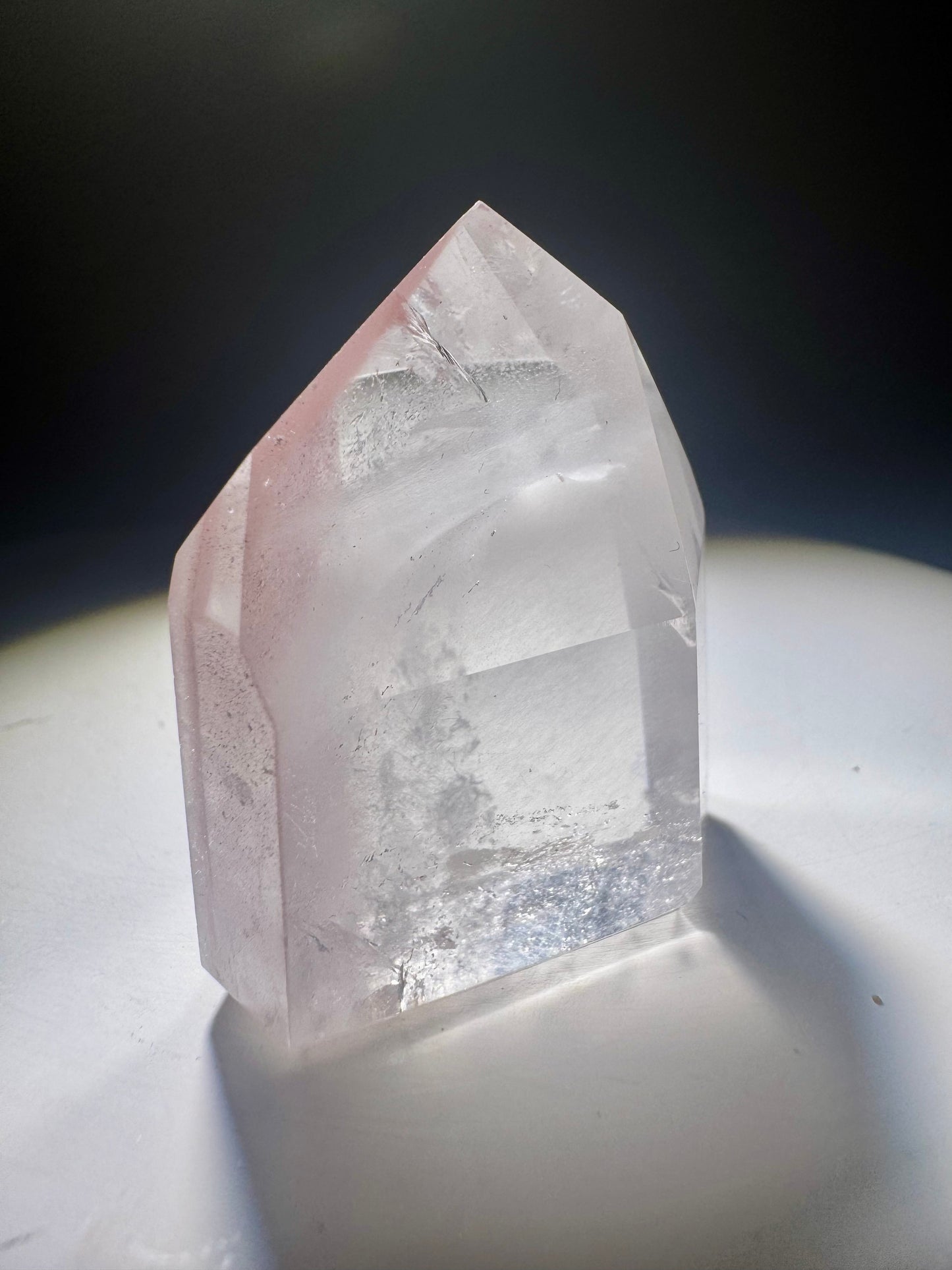 Bezaubernde Pink Lithium Spitze – 3.8 cm, Edelstein aus Brasilien mit zartem Rosa und faszinierendem Innenleben