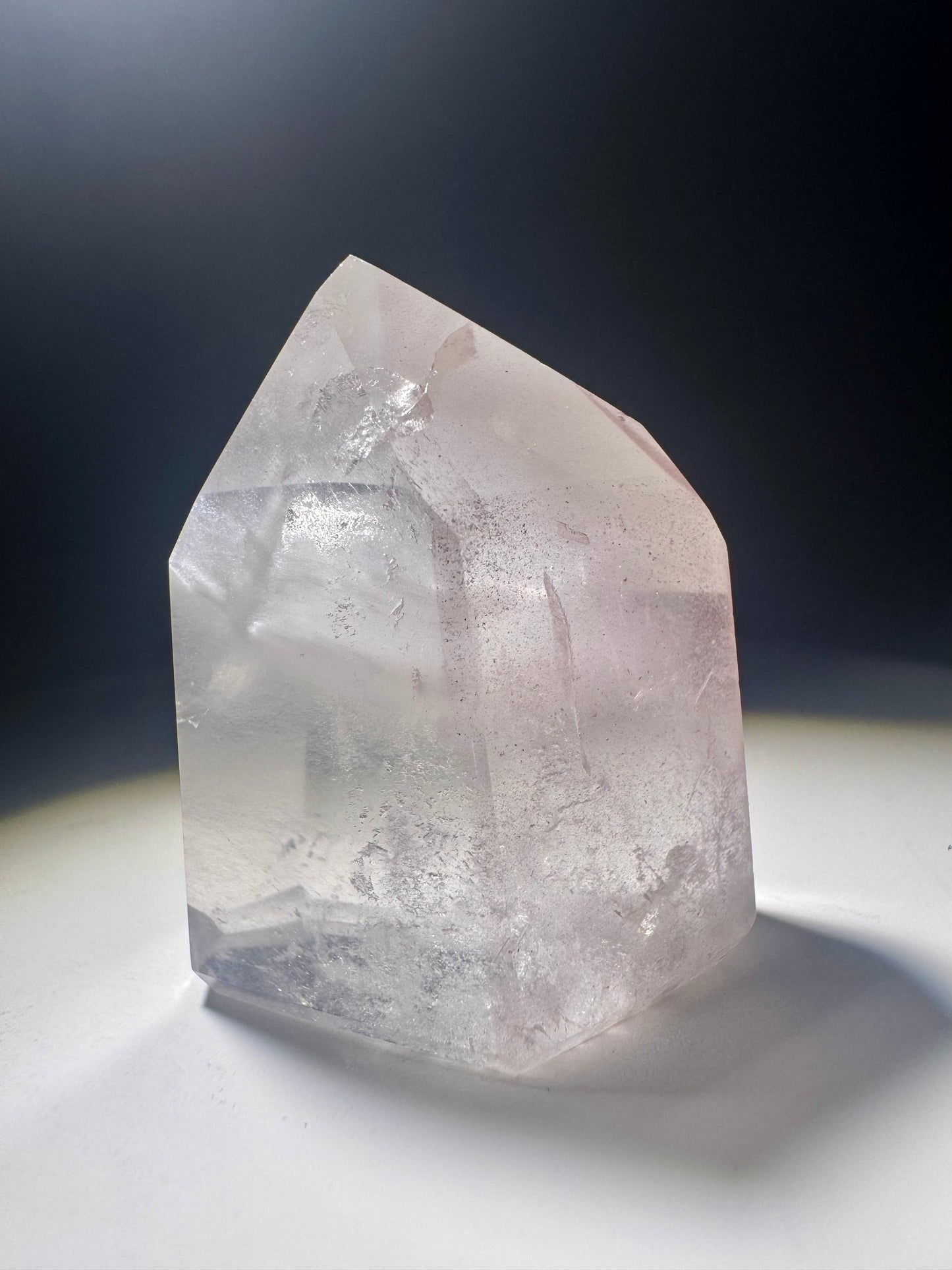 Bezaubernde Pink Lithium Spitze – 3.8 cm, Edelstein aus Brasilien mit zartem Rosa und faszinierendem Innenleben