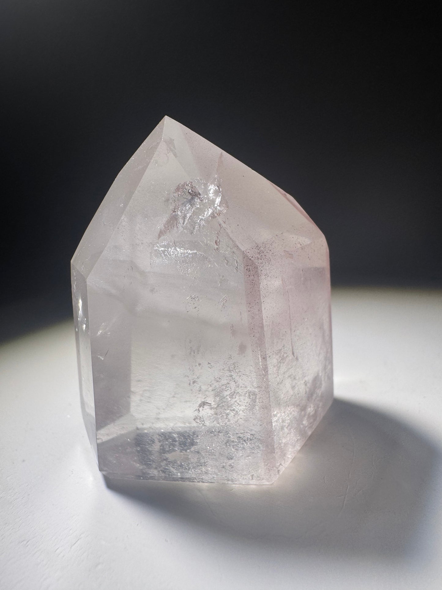 Bezaubernde Pink Lithium Spitze – 3.8 cm, Edelstein aus Brasilien mit zartem Rosa und faszinierendem Innenleben