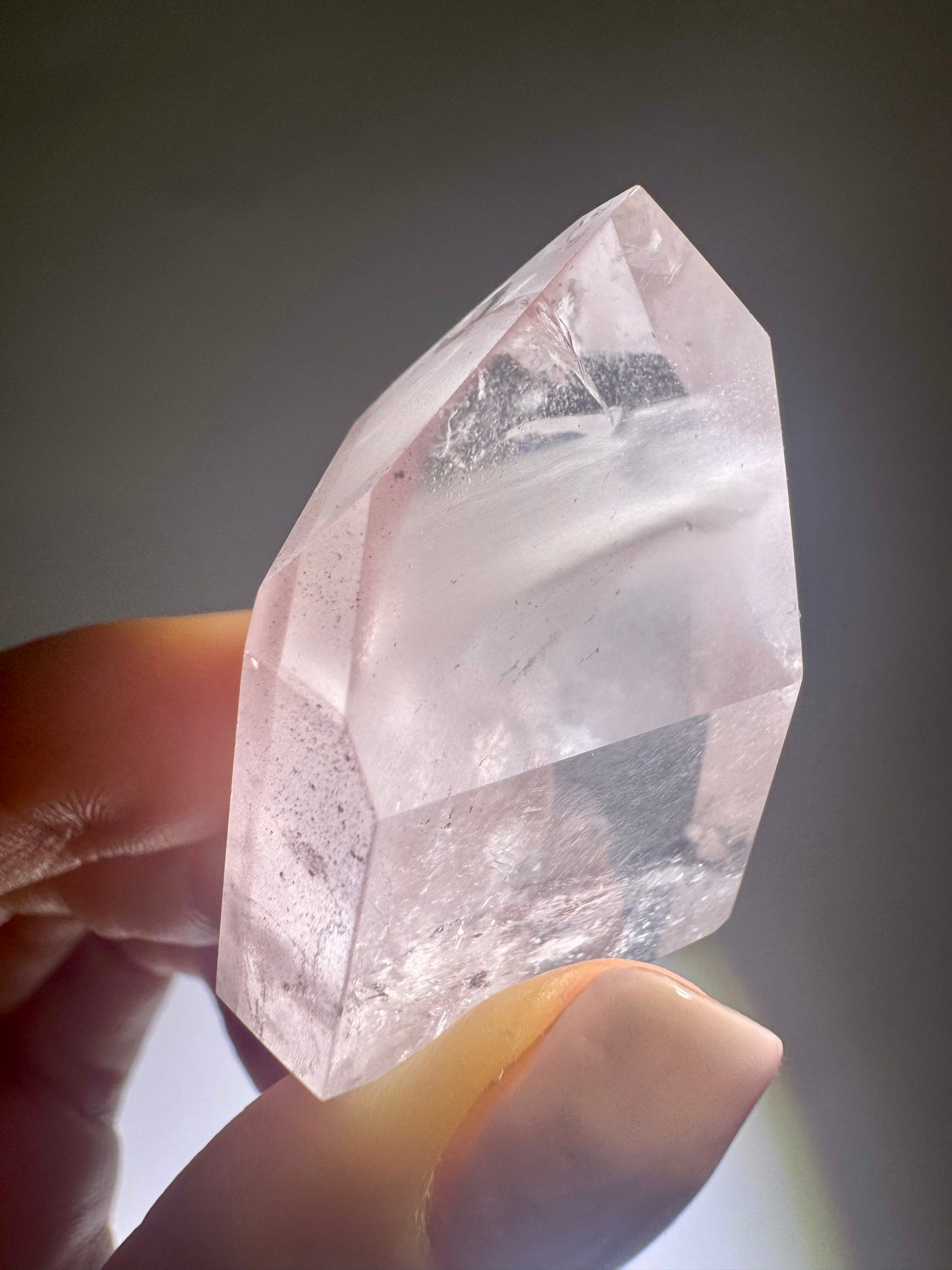 Bezaubernde Pink Lithium Spitze – 3.8 cm, Edelstein aus Brasilien mit zartem Rosa und faszinierendem Innenleben