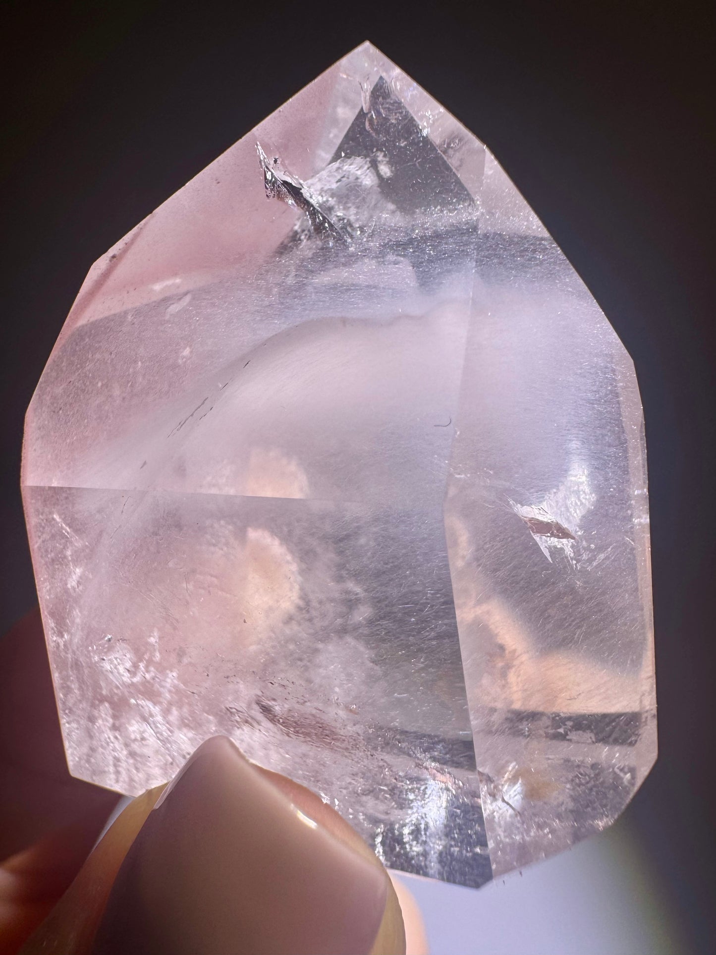 Bezaubernde Pink Lithium Spitze – 3.8 cm, Edelstein aus Brasilien mit zartem Rosa und faszinierendem Innenleben