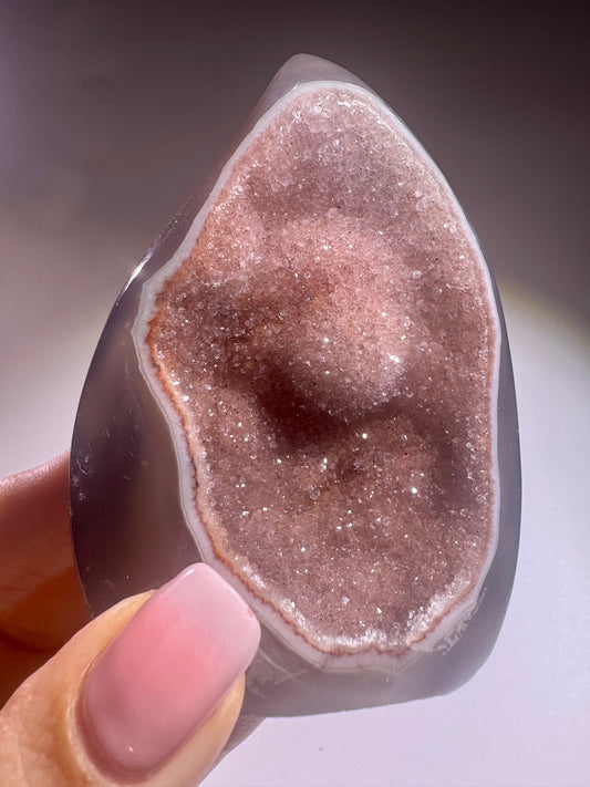 Exklusive rote Achat Flamme aus Uruguay – 7.8cm mit Kristallen und Funkeln