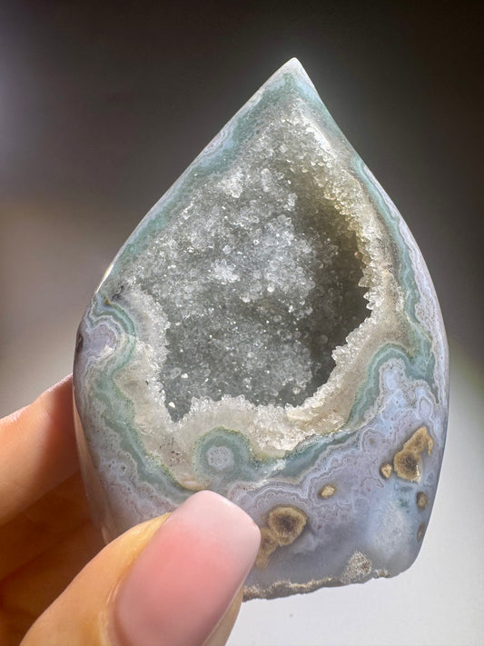 Funkelnde Rainbow Amethyst Flamme aus Uruguay - 8.5cm, 161g