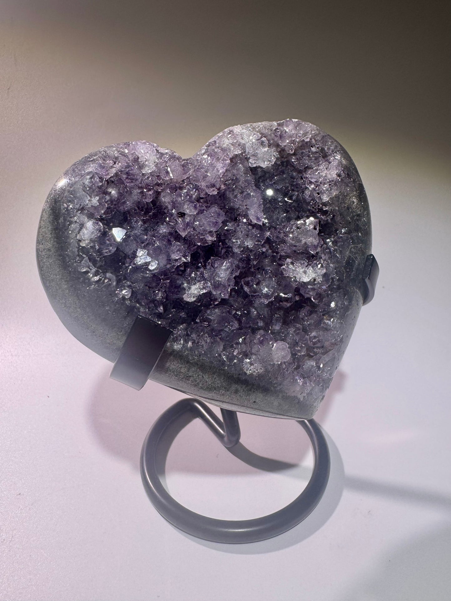Rainbow Amethyst Herz aus Uruguay – 9 cm, 298 g – violette Kristallblüten – handgearbeitet & einzigartig