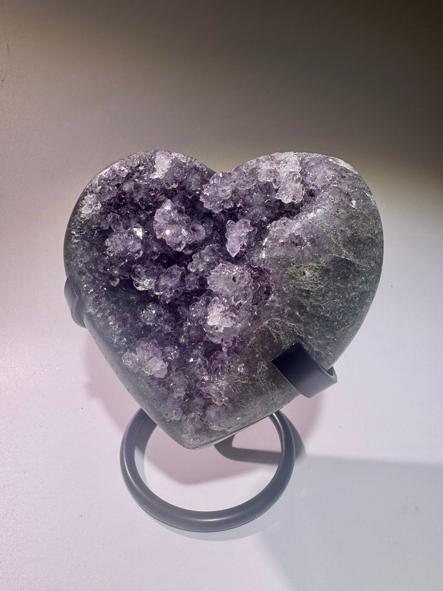 Rainbow Amethyst Herz aus Uruguay – 9 cm, 298 g – violette Kristallblüten – handgearbeitet & einzigartig