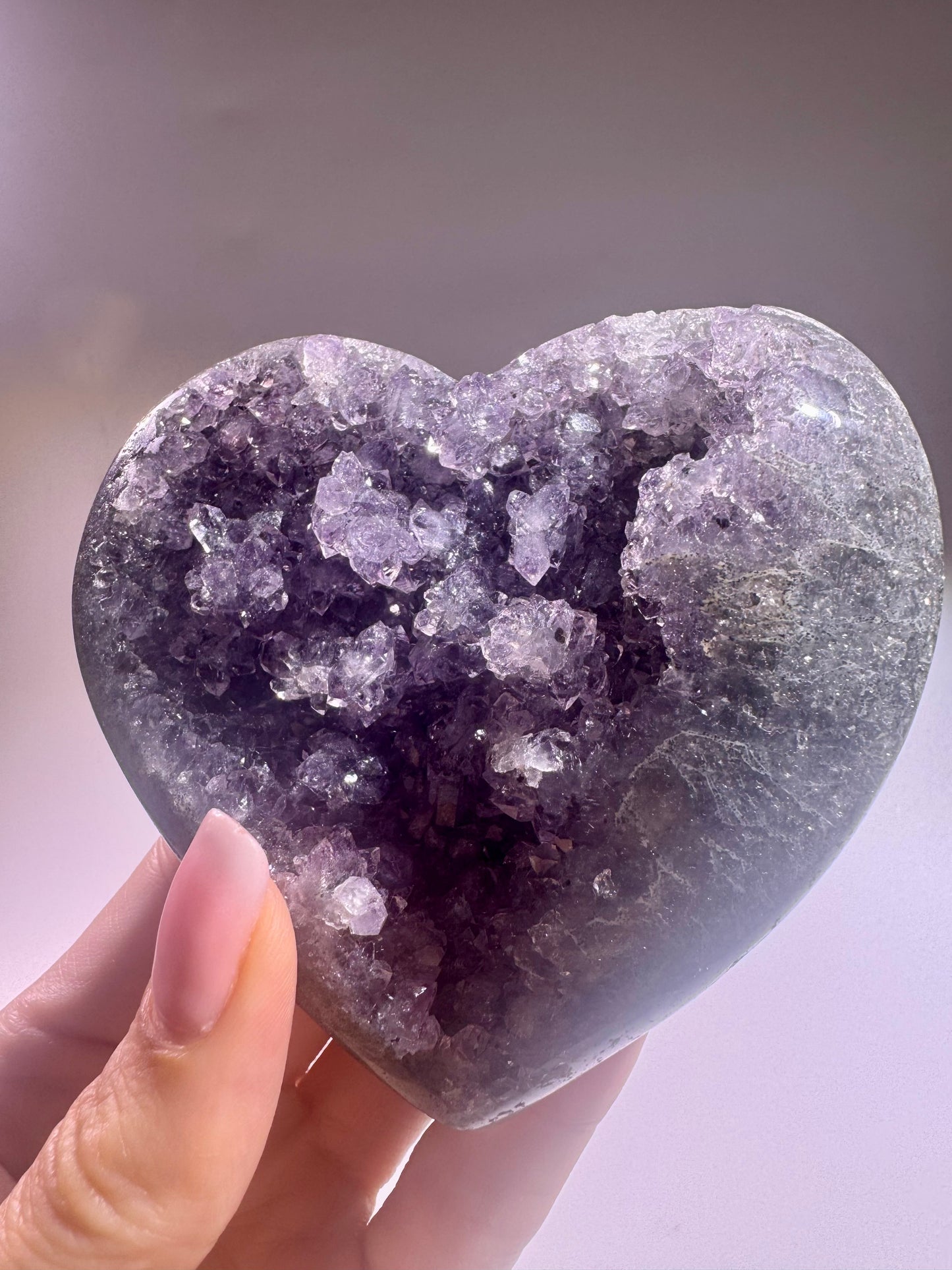 Rainbow Amethyst Herz aus Uruguay – 9 cm, 298 g – violette Kristallblüten – handgearbeitet & einzigartig