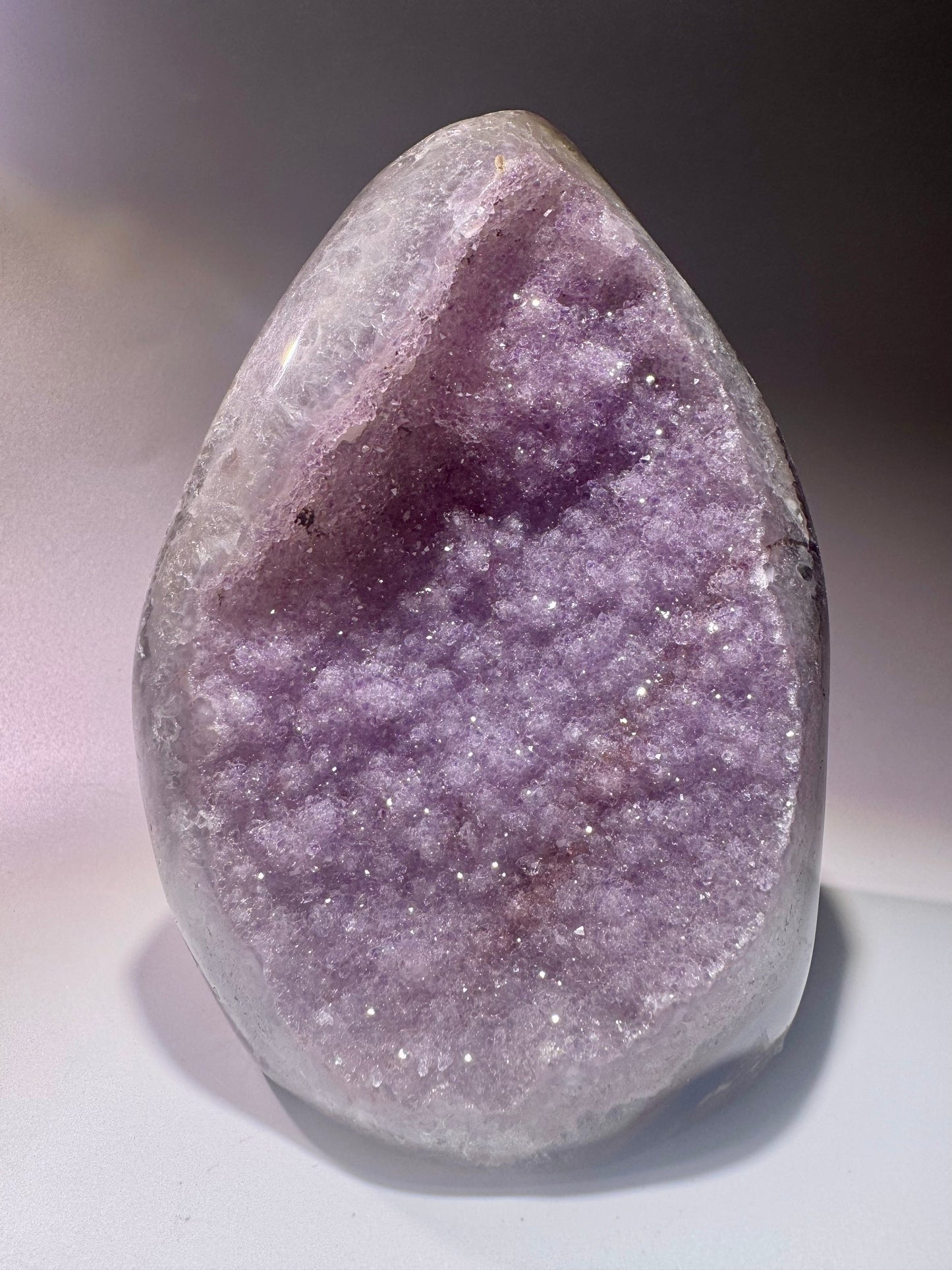 Bezaubernder fliederfarbener Sugary Rainbow Amethyst aus Uruguay – 13 cm, 1.11 kg – seltene Mikrokristallisation