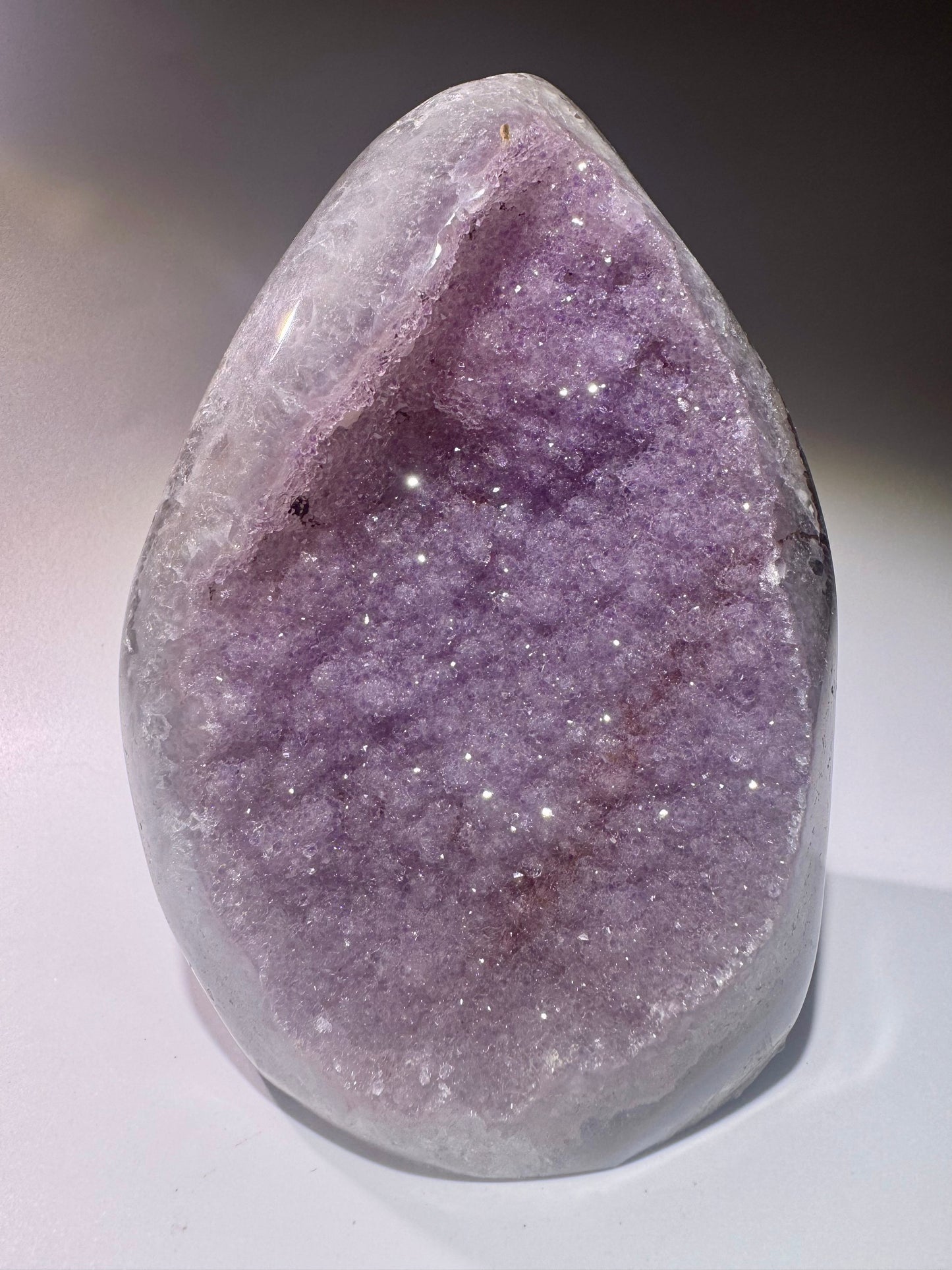 Bezaubernder fliederfarbener Sugary Rainbow Amethyst aus Uruguay – 13 cm, 1.11 kg – seltene Mikrokristallisation