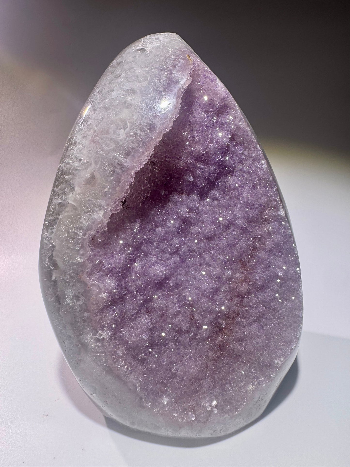 Bezaubernder fliederfarbener Sugary Rainbow Amethyst aus Uruguay – 13 cm, 1.11 kg – seltene Mikrokristallisation