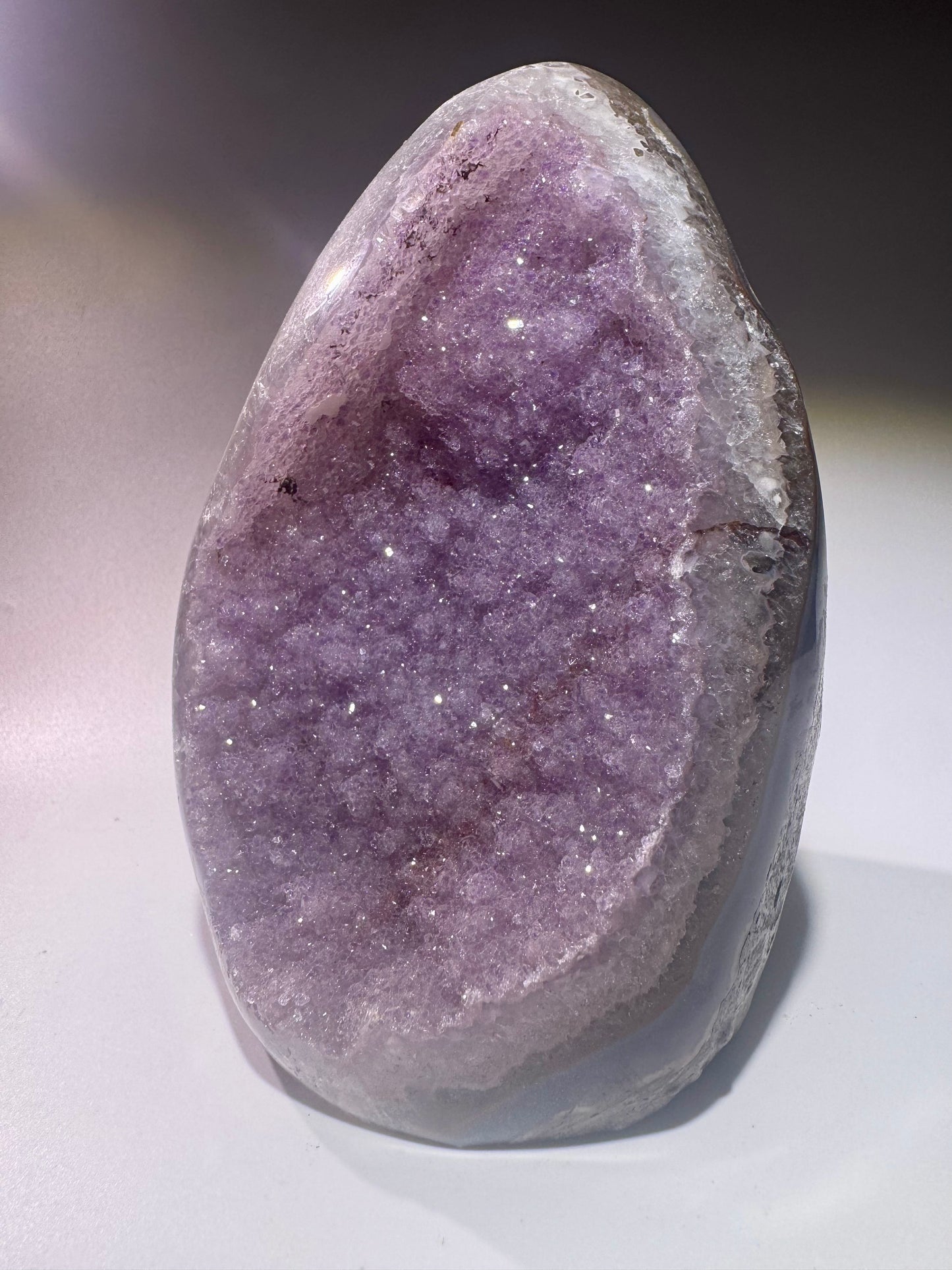 Bezaubernder fliederfarbener Sugary Rainbow Amethyst aus Uruguay – 13 cm, 1.11 kg – seltene Mikrokristallisation