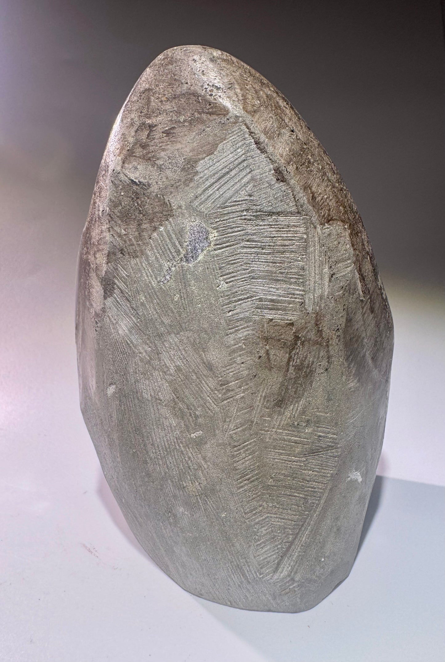 Bezaubernder fliederfarbener Sugary Rainbow Amethyst aus Uruguay – 13 cm, 1.11 kg – seltene Mikrokristallisation