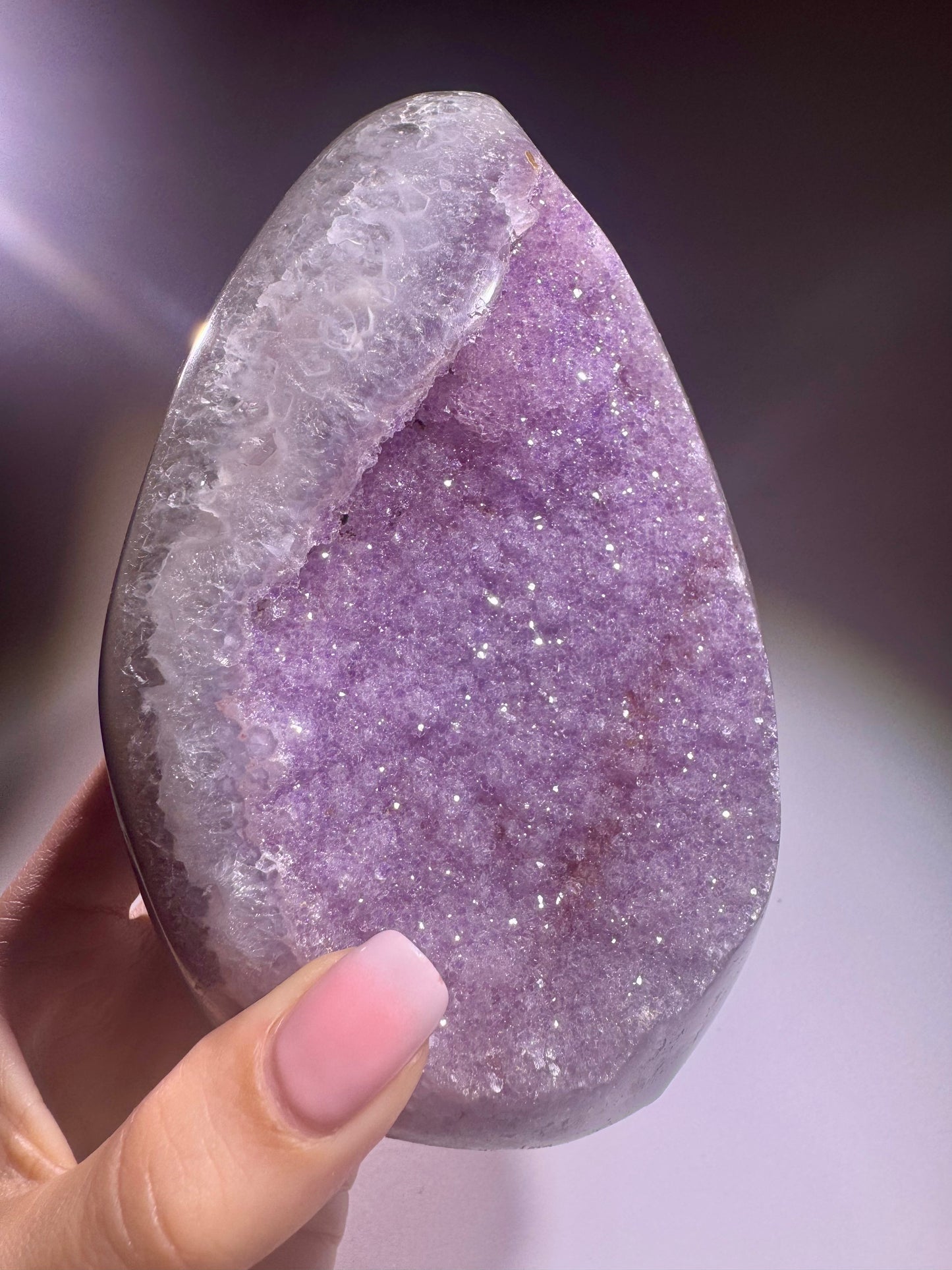 Bezaubernder fliederfarbener Sugary Rainbow Amethyst aus Uruguay – 13 cm, 1.11 kg – seltene Mikrokristallisation