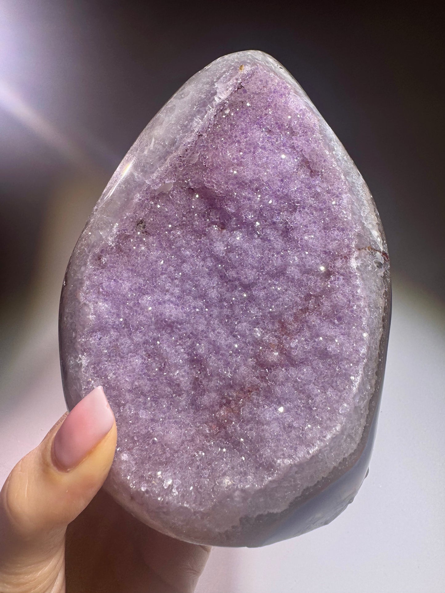 Bezaubernder fliederfarbener Sugary Rainbow Amethyst aus Uruguay – 13 cm, 1.11 kg – seltene Mikrokristallisation