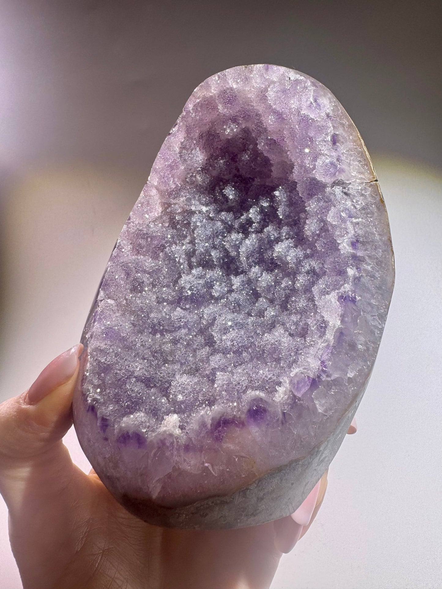 Sugary Rainbow Amethyst Cutbase – 14cm, 863g – pastellfarben, mikrokristallin, aus Uruguay