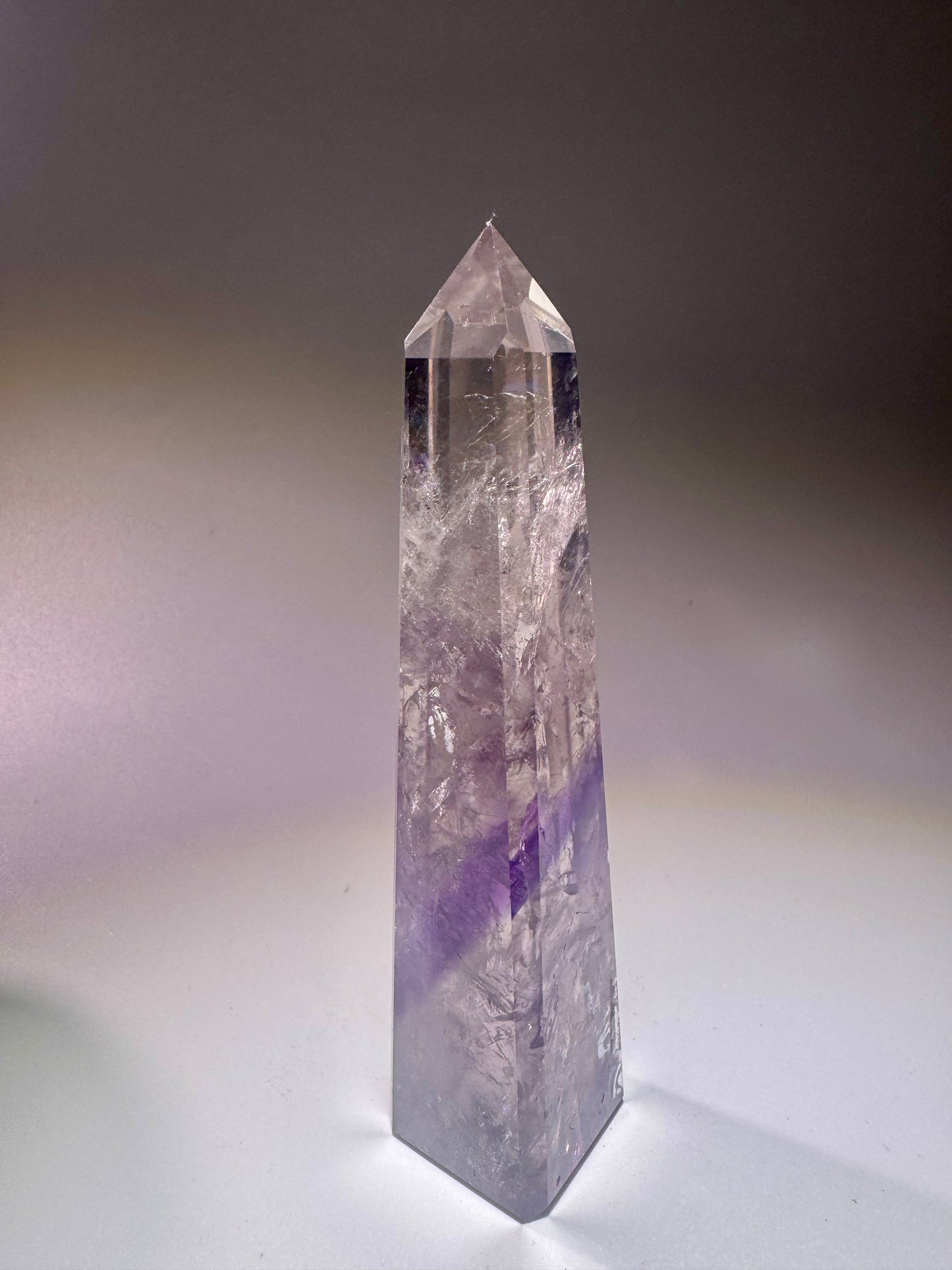 Phantom Amethyst Spitze mit Regenbogen – 10.7 cm | 1A-Qualität aus Brasilien