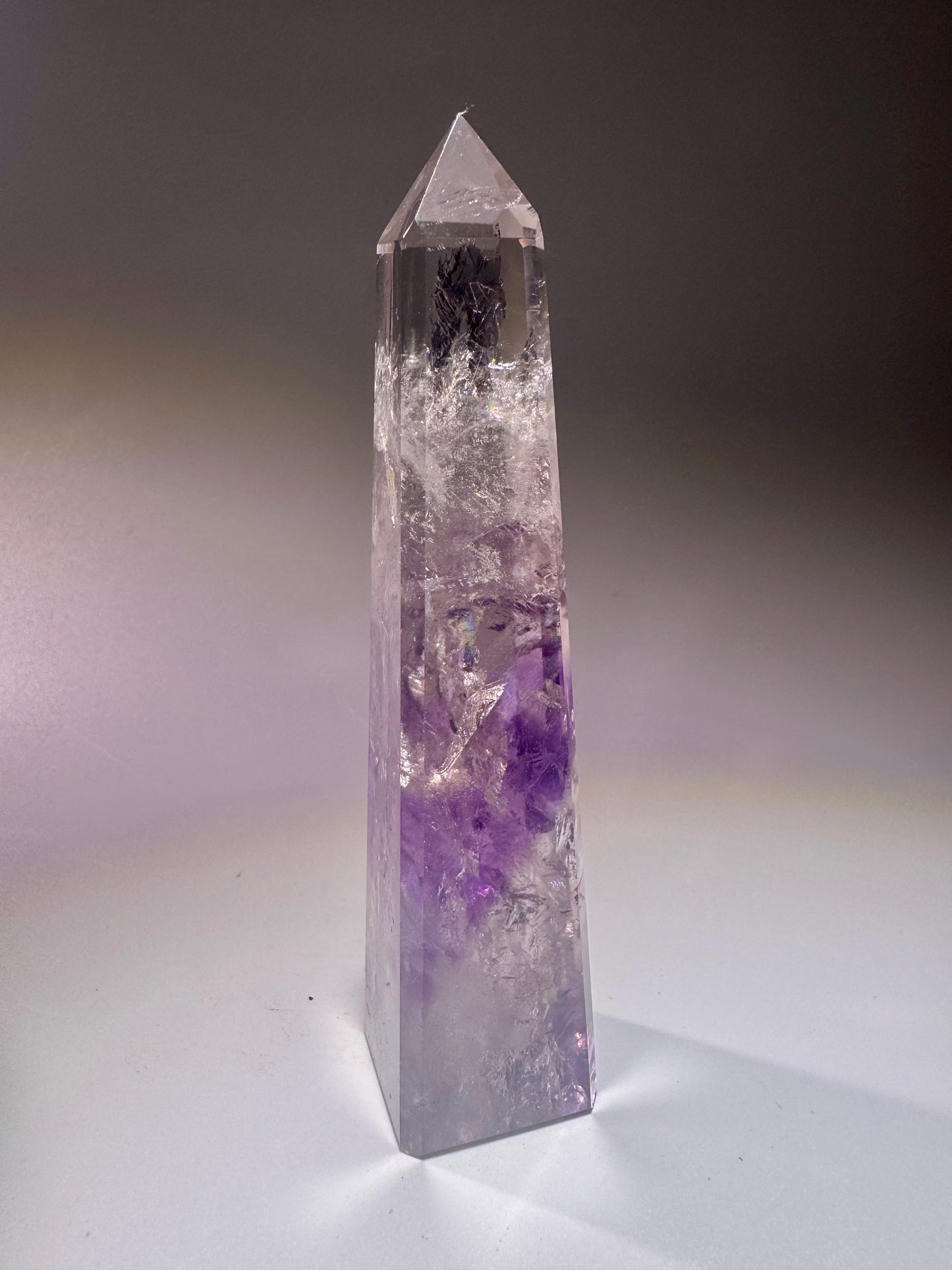 Phantom Amethyst Spitze mit Regenbogen – 10.7 cm | 1A-Qualität aus Brasilien