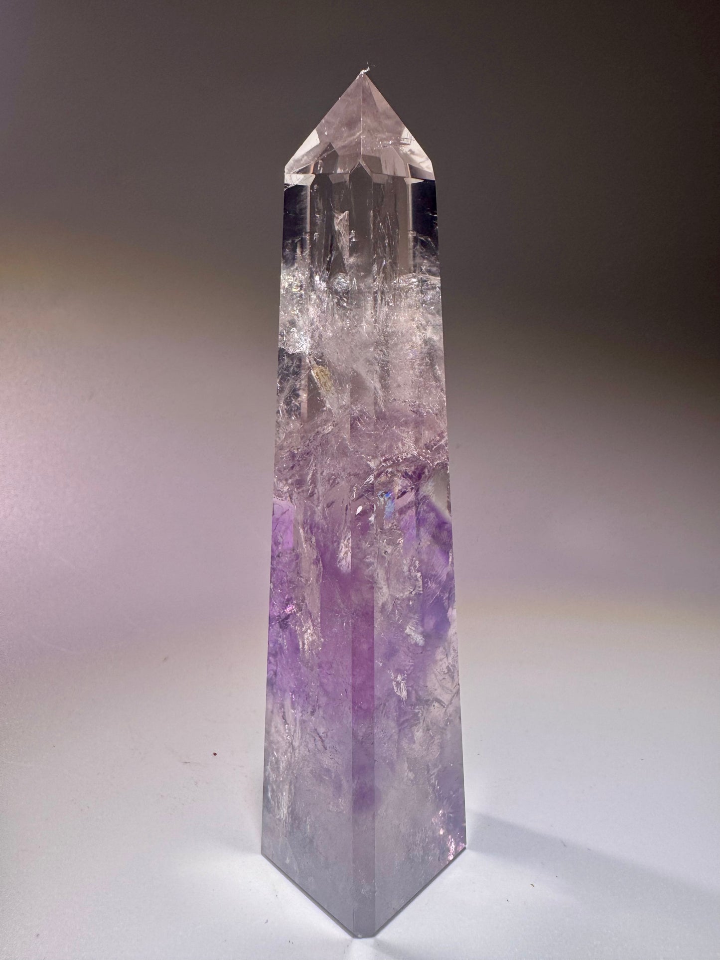 Phantom Amethyst Spitze mit Regenbogen – 10.7 cm | 1A-Qualität aus Brasilien
