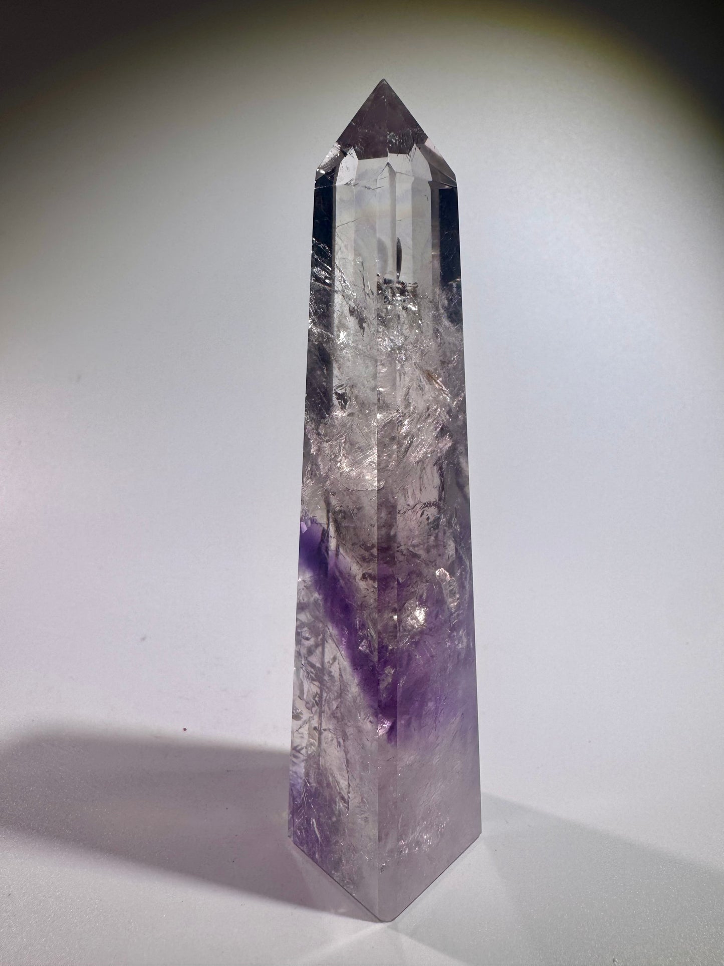 Phantom Amethyst Spitze mit Regenbogen – 10.7 cm | 1A-Qualität aus Brasilien