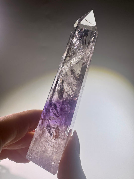 Phantom Amethyst Spitze mit Regenbogen – 10.7 cm | 1A-Qualität aus Brasilien