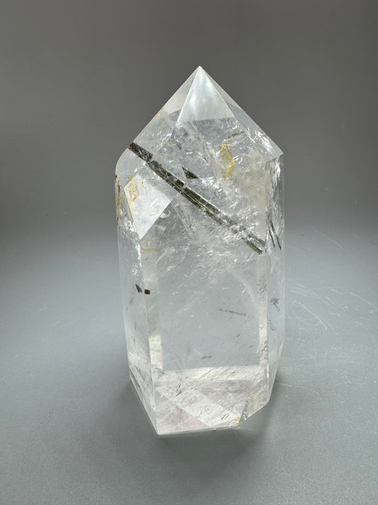 Seltene Quarz Spitze mit Turmalin aus Brasilien - 11cm, 529g