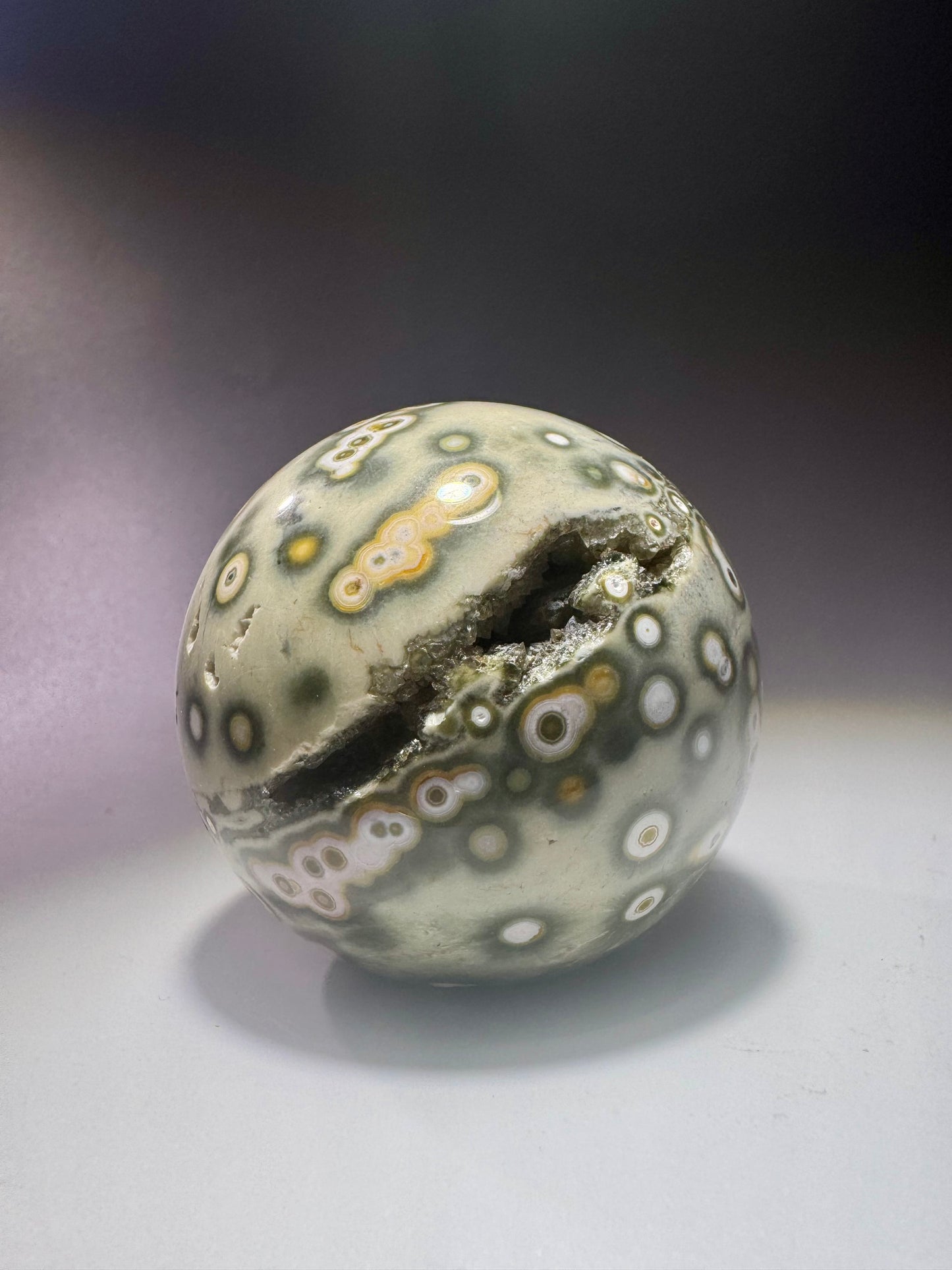 Bezaubernde Ocean Jasper Kugel aus Madagaskar – 5.1 cm, 181 g – seltene Farben & Mikrokristalle