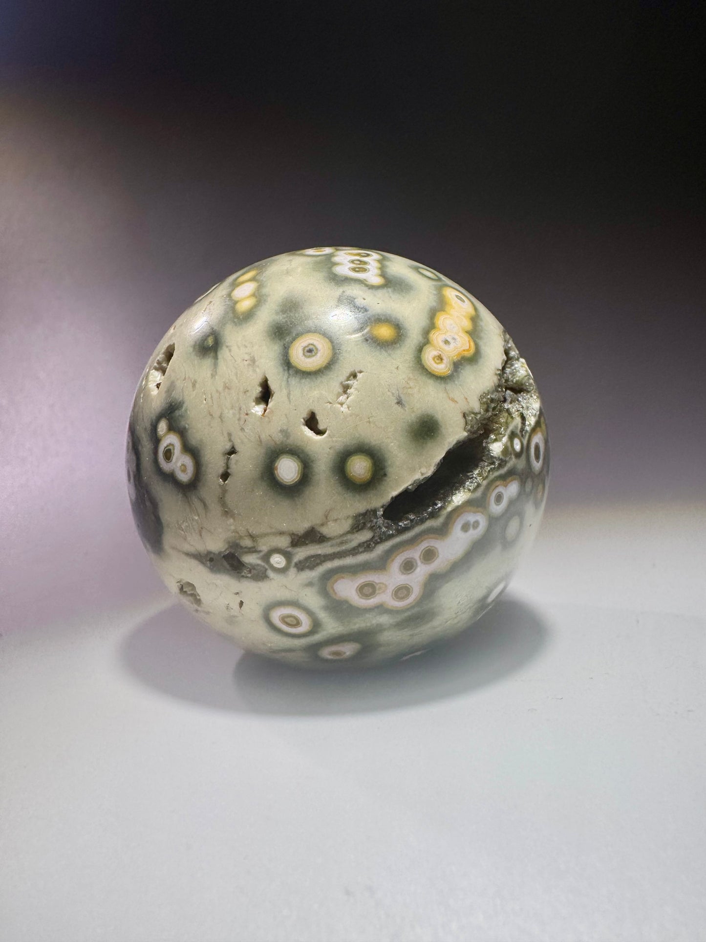 Bezaubernde Ocean Jasper Kugel aus Madagaskar – 5.1 cm, 181 g – seltene Farben & Mikrokristalle
