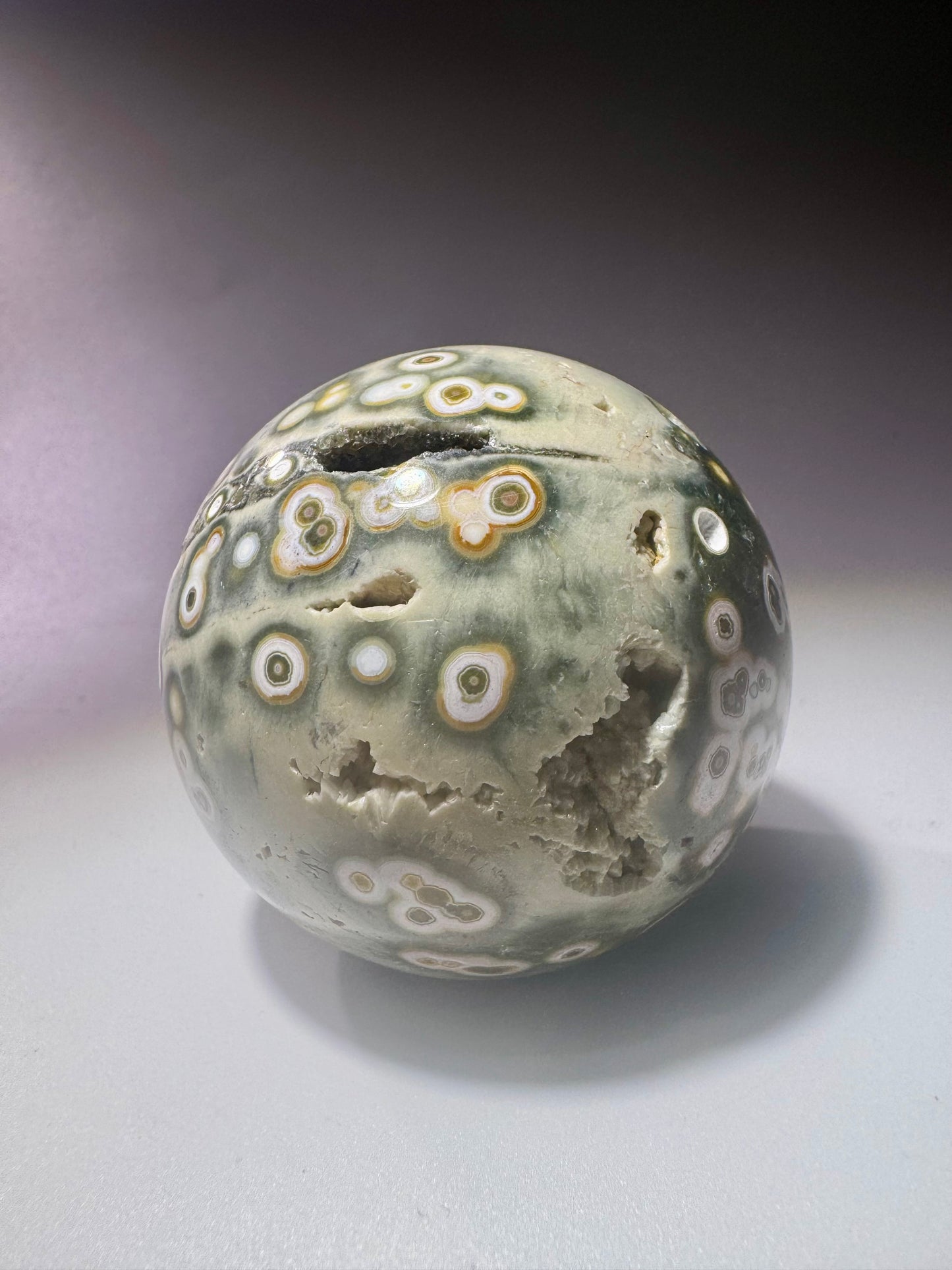 Bezaubernde Ocean Jasper Kugel aus Madagaskar – 5.1 cm, 181 g – seltene Farben & Mikrokristalle