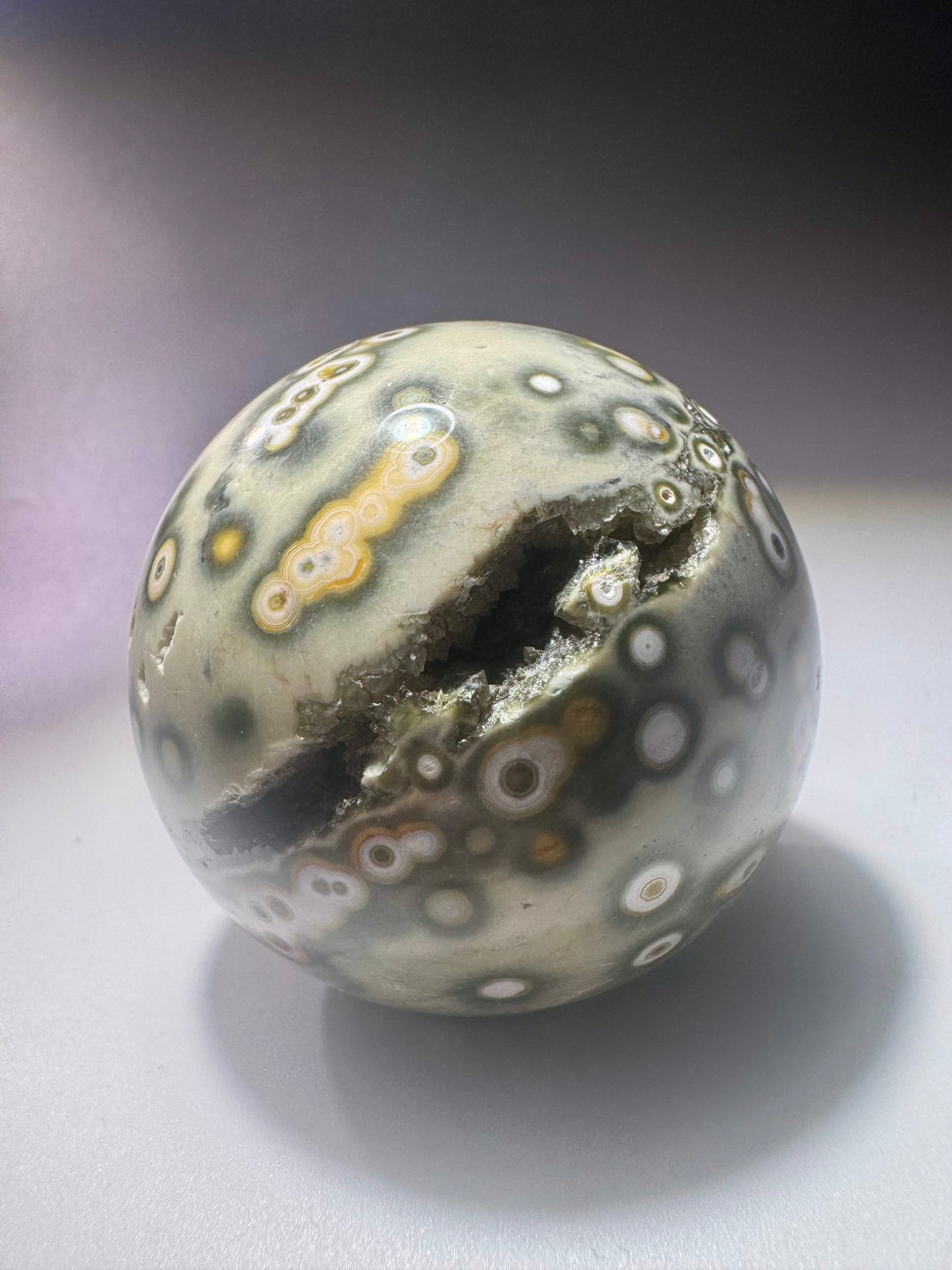 Bezaubernde Ocean Jasper Kugel aus Madagaskar – 5.1 cm, 181 g – seltene Farben & Mikrokristalle