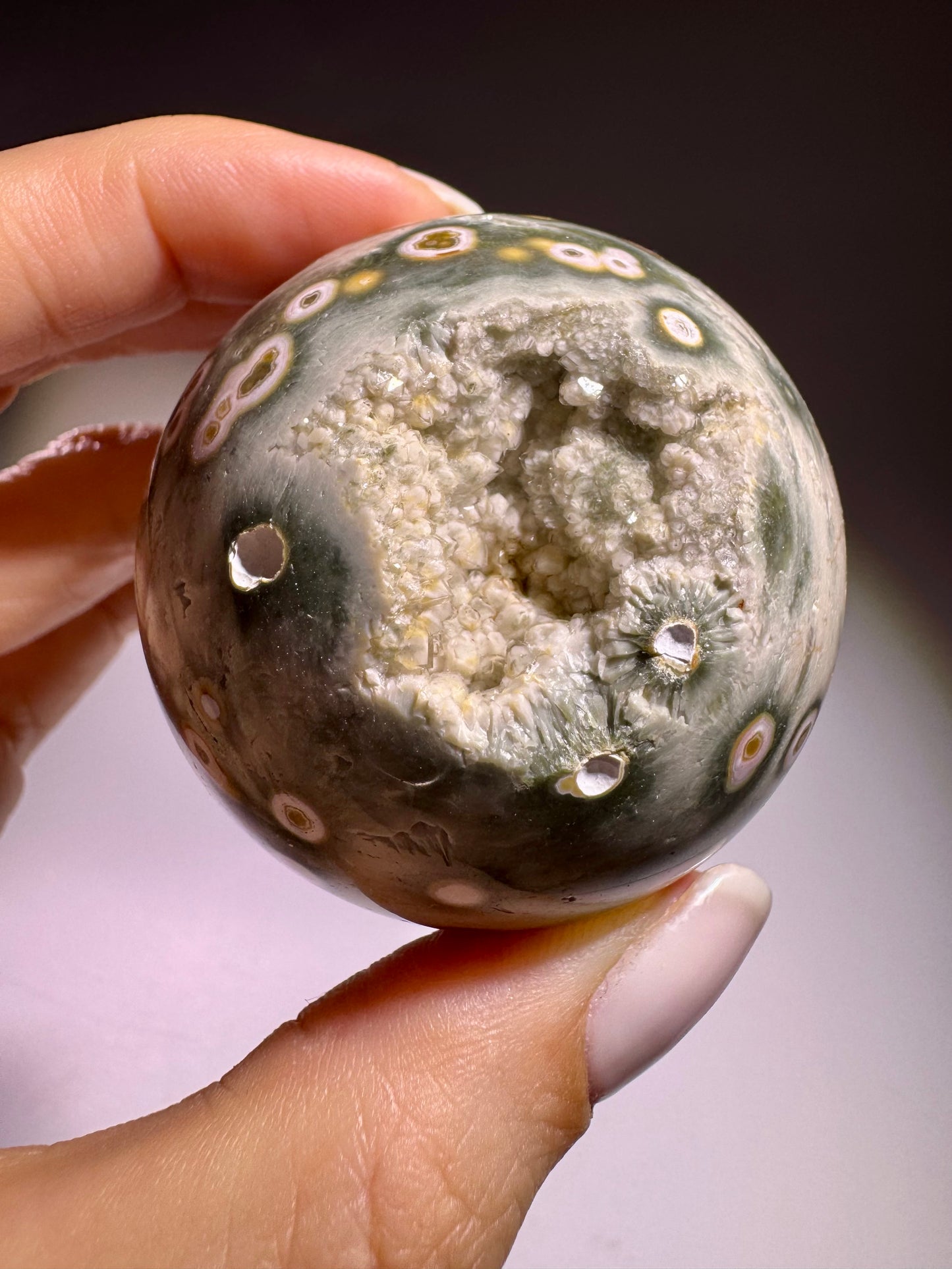 Bezaubernde Ocean Jasper Kugel aus Madagaskar – 5.1 cm, 181 g – seltene Farben & Mikrokristalle
