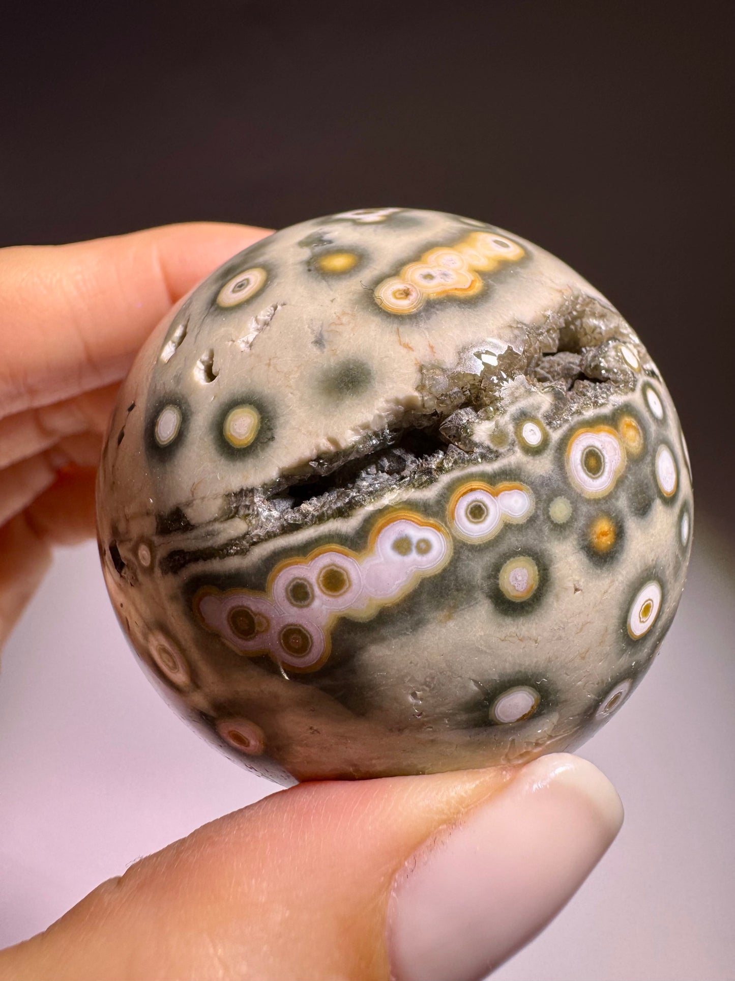 Bezaubernde Ocean Jasper Kugel aus Madagaskar – 5.1 cm, 181 g – seltene Farben & Mikrokristalle