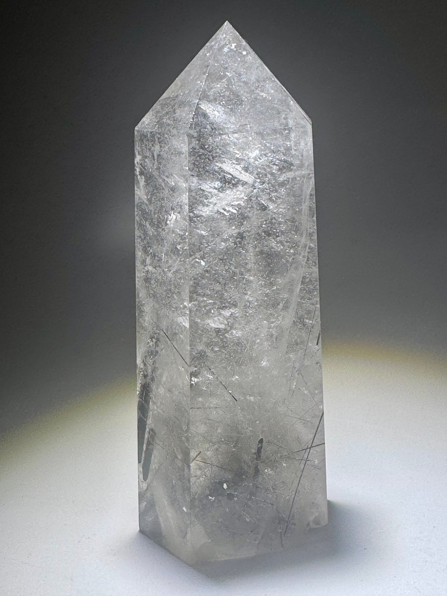 Bergkristallspitze mit Rutilnadeln & Turmalin – 12 cm, 356 g – exklusiver Quarz aus Brasilien