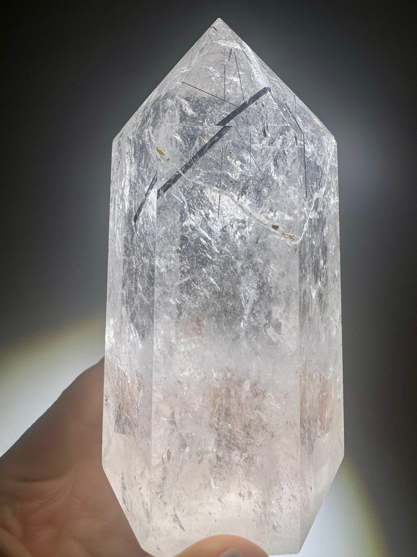 Bergkristallspitze mit Turmalin & Rutilnadeln – 10.5 cm, 426 g – exklusiver Kristall aus Brasilien