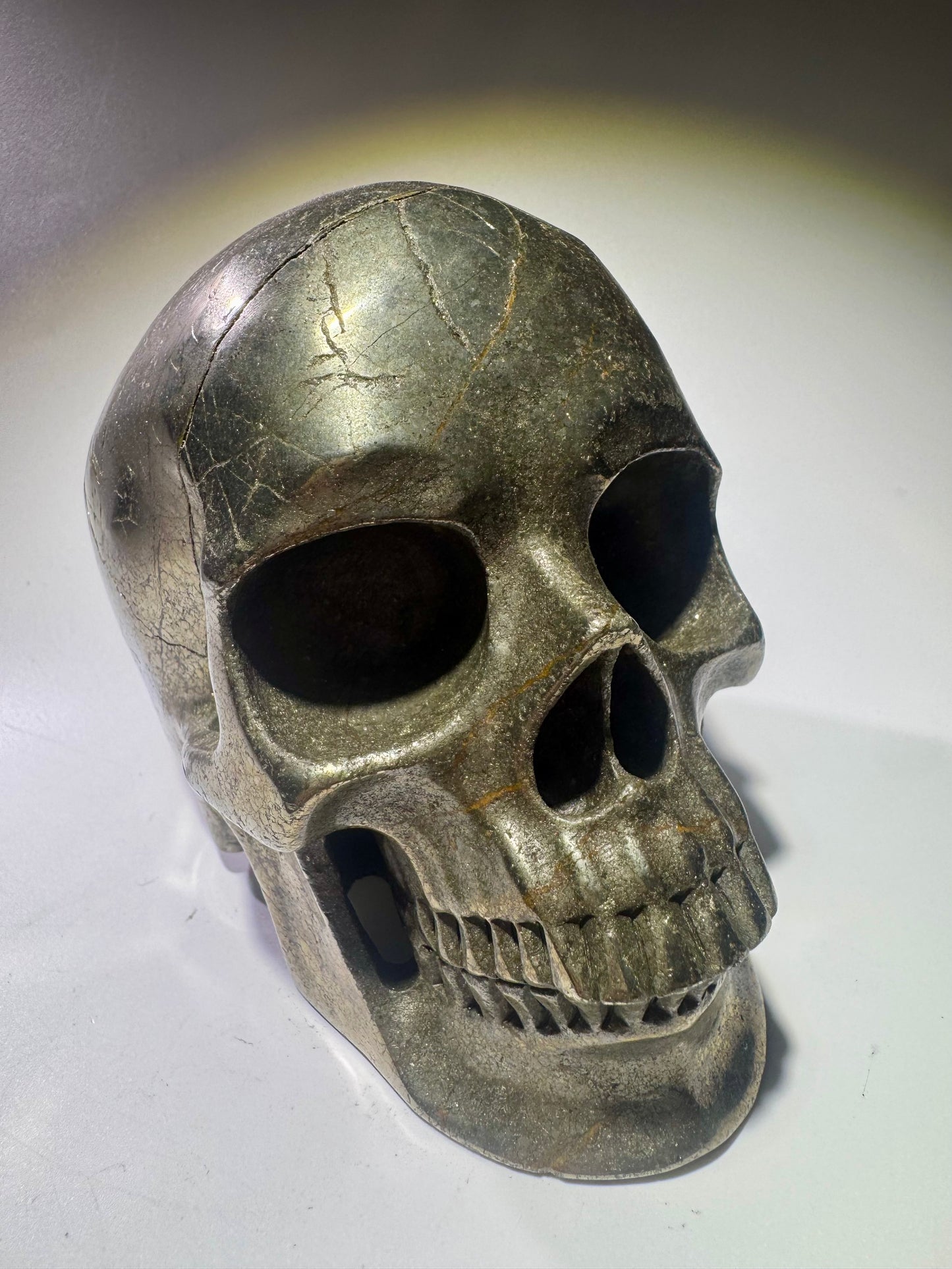 Massiver Pyrit Totenkopf – 12 cm, 2.45 kg – Hochwertige Kristallskulptur in realistischer Ausarbeitung