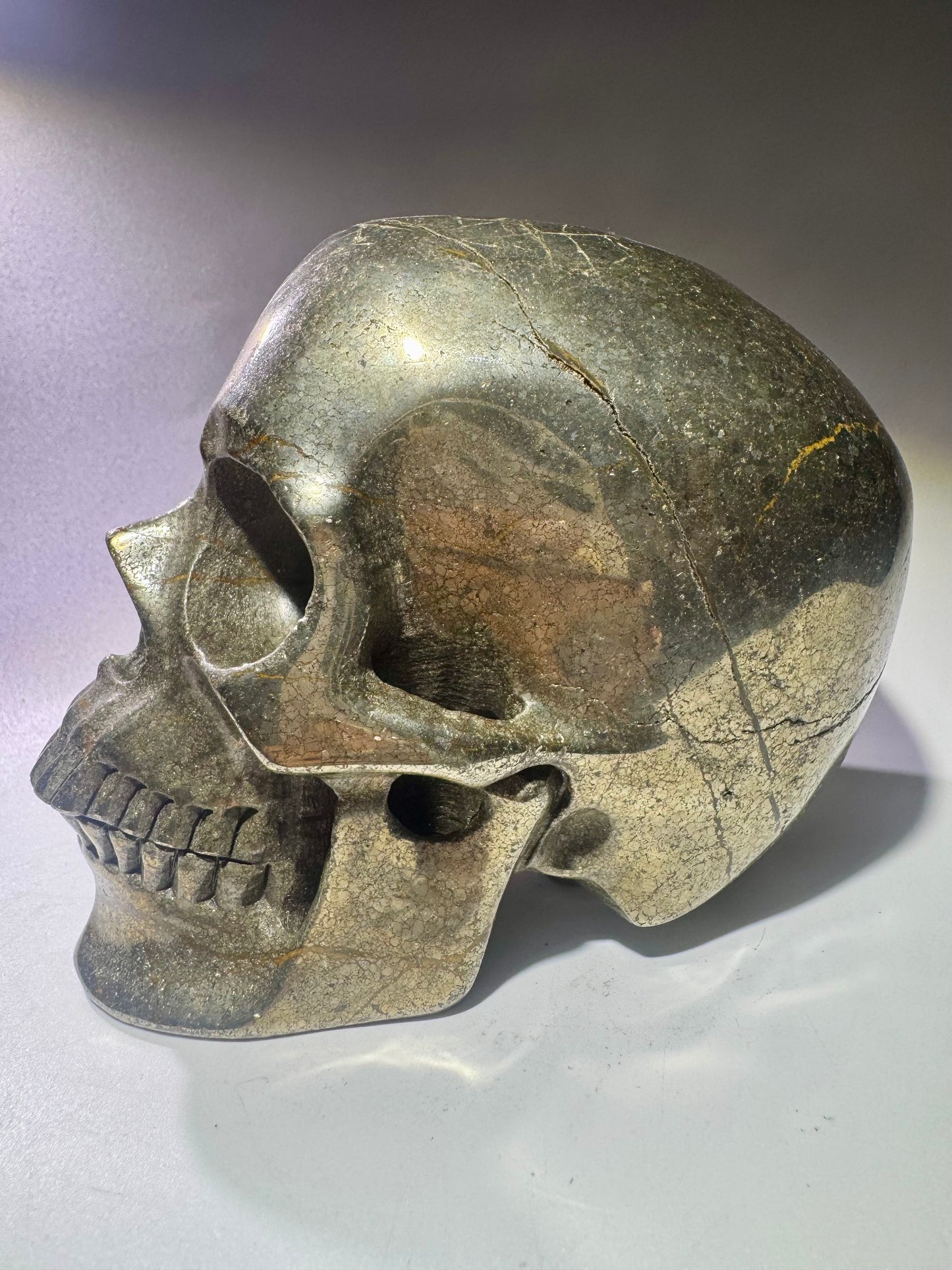 Massiver Pyrit Totenkopf – 12 cm, 2.45 kg – Hochwertige Kristallskulptur in realistischer Ausarbeitung
