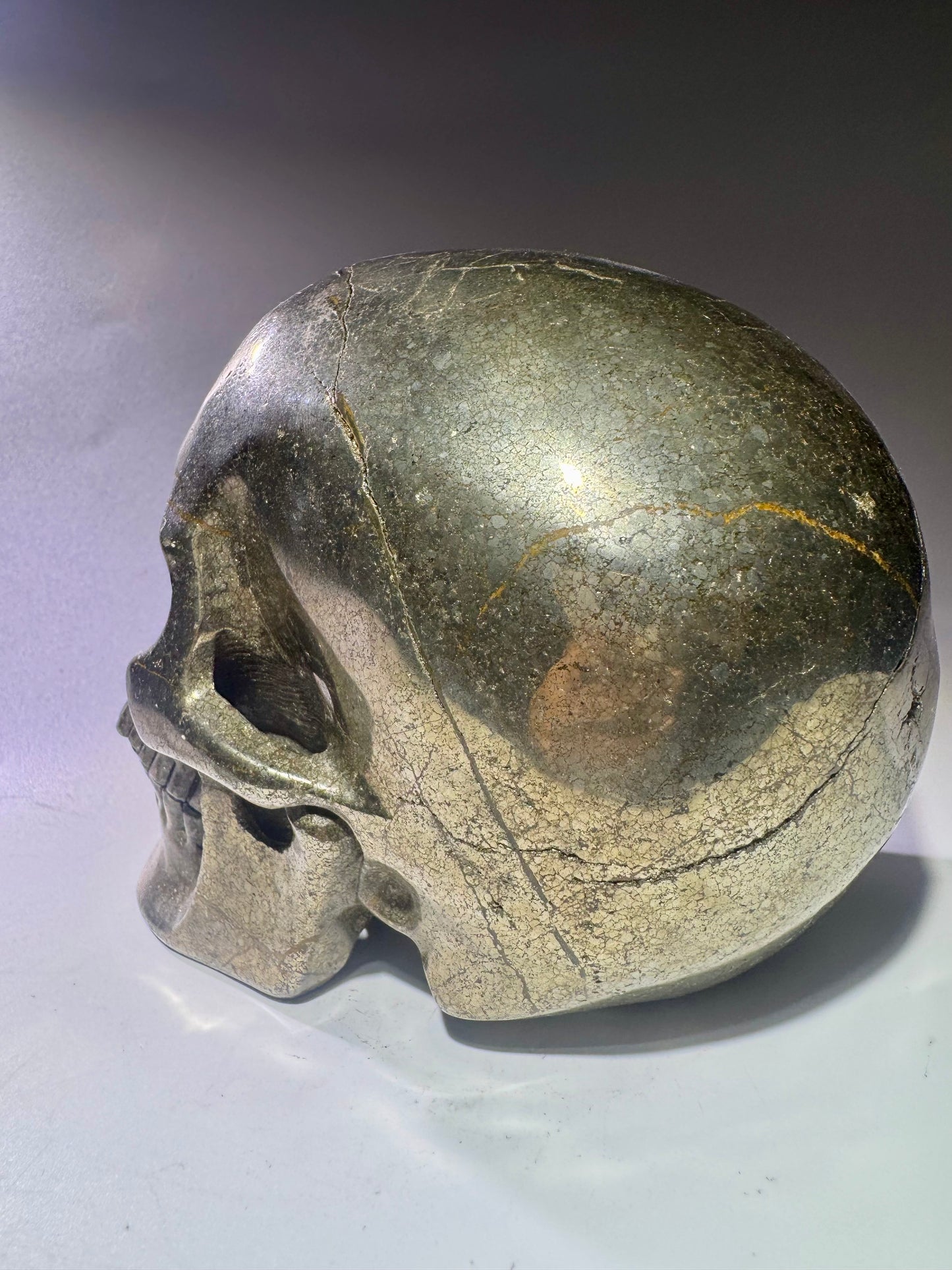 Massiver Pyrit Totenkopf – 12 cm, 2.45 kg – Hochwertige Kristallskulptur in realistischer Ausarbeitung