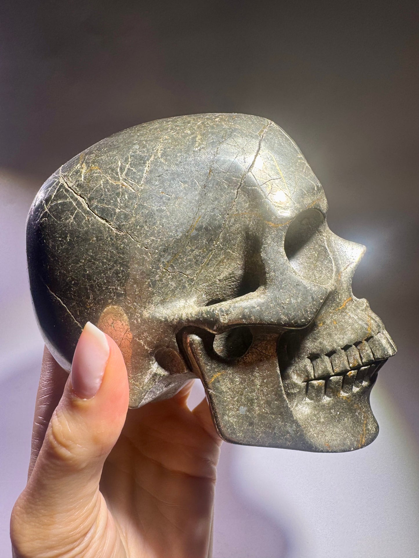 Massiver Pyrit Totenkopf – 12 cm, 2.45 kg – Hochwertige Kristallskulptur in realistischer Ausarbeitung