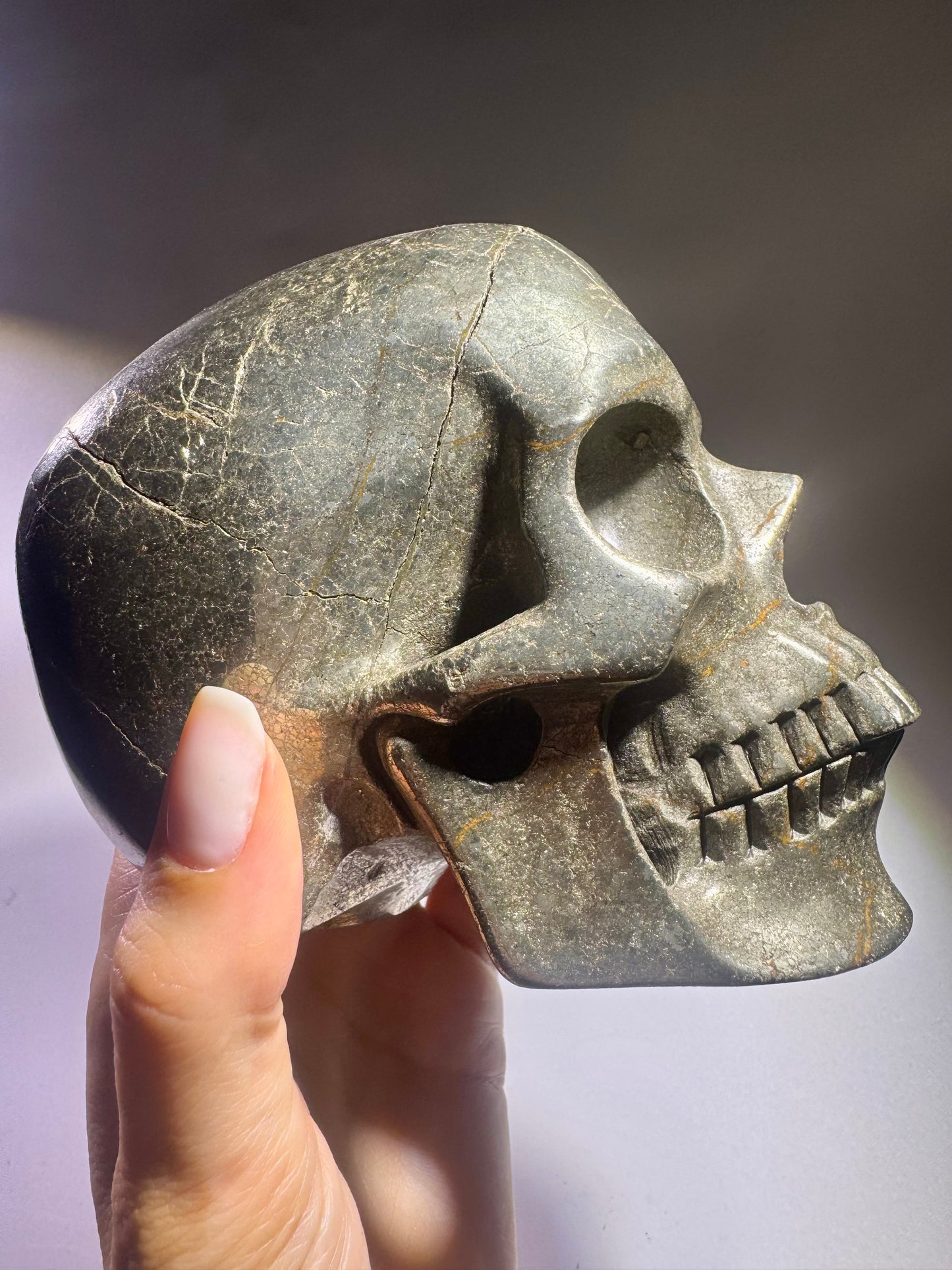 Massiver Pyrit Totenkopf – 12 cm, 2.45 kg – Hochwertige Kristallskulptur in realistischer Ausarbeitung
