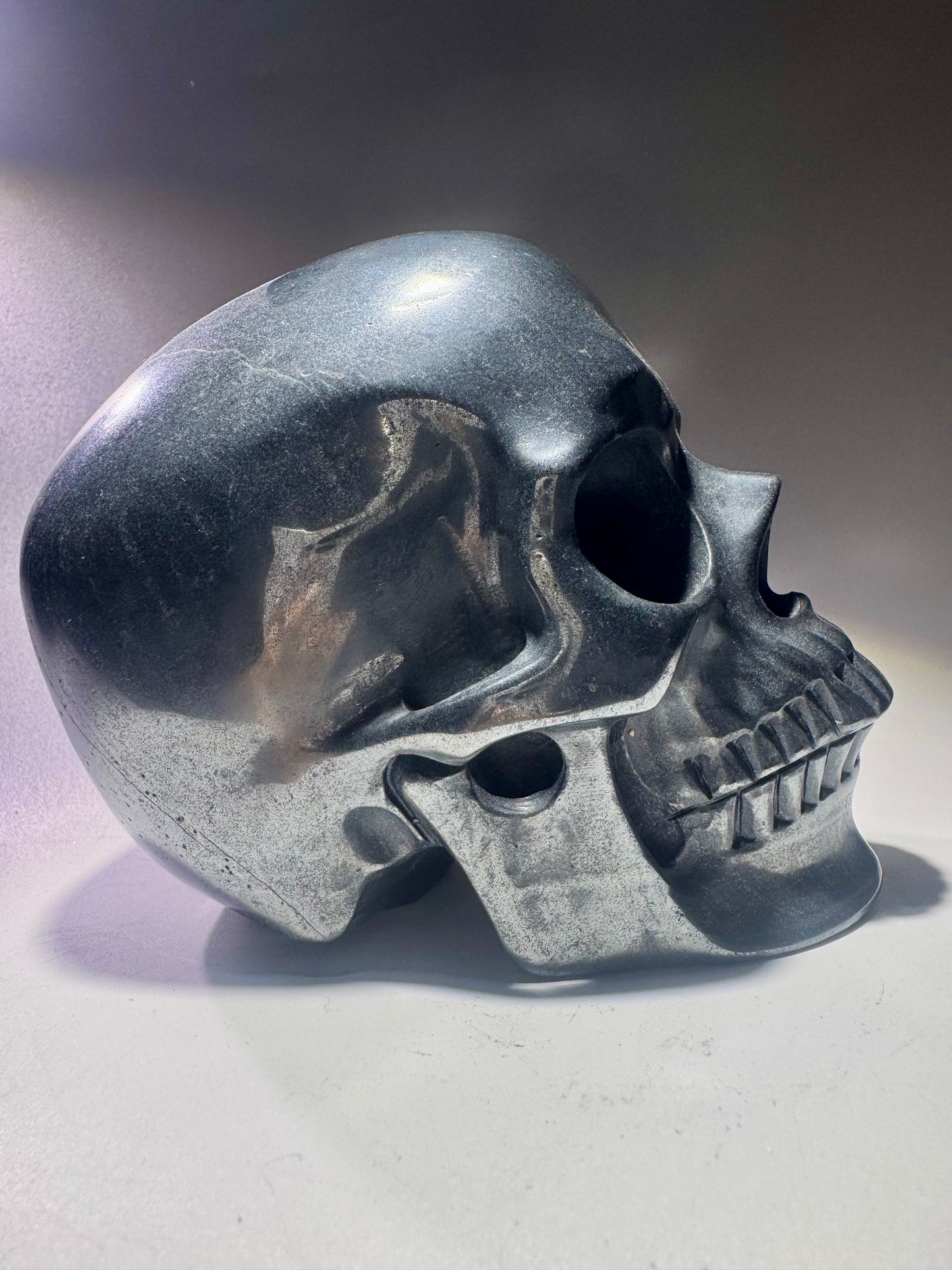 Super realistischer Totenkopf aus Hämatit Kristall - 12cm, 2.69kg