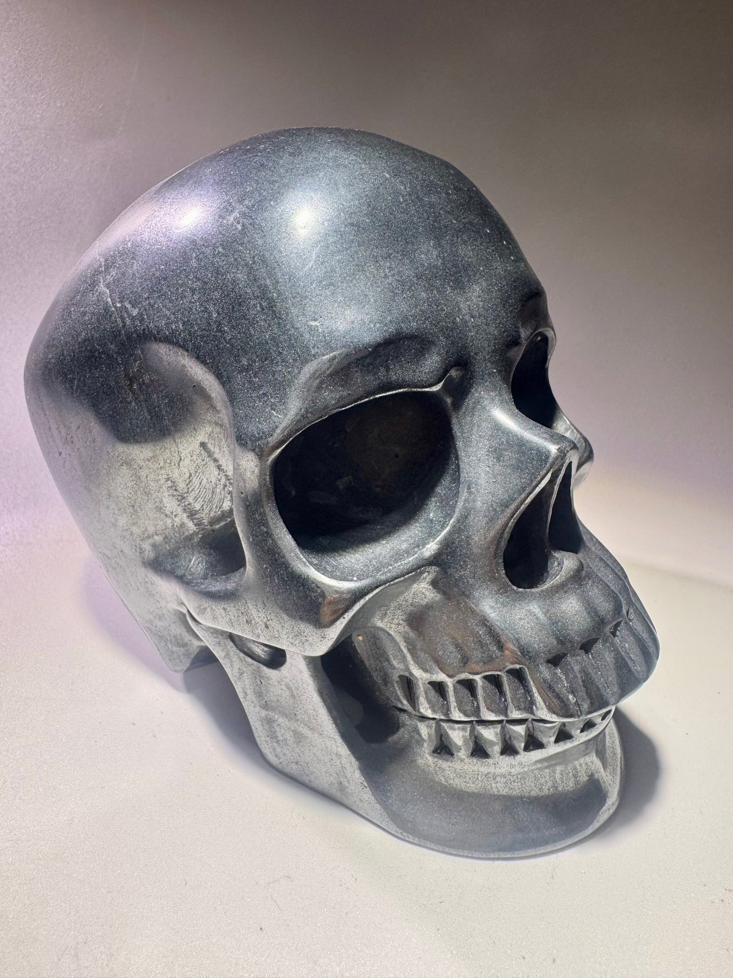 Super realistischer Totenkopf aus Hämatit Kristall - 12cm, 2.69kg