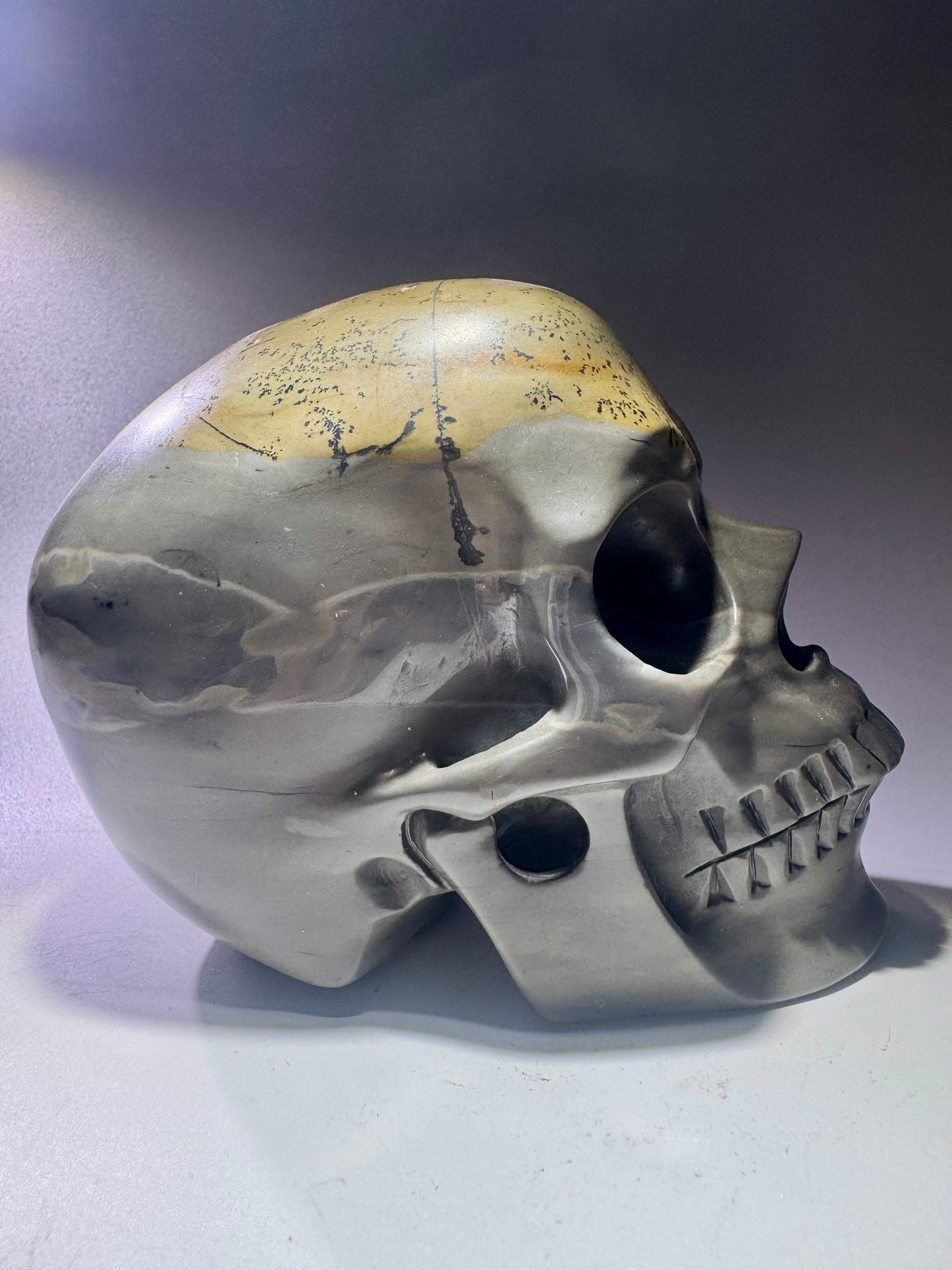 Totenkopf aus Picture Jasper – 12cm realistische Kristallskulptur 💀 – Natur pur in Stein verewigt