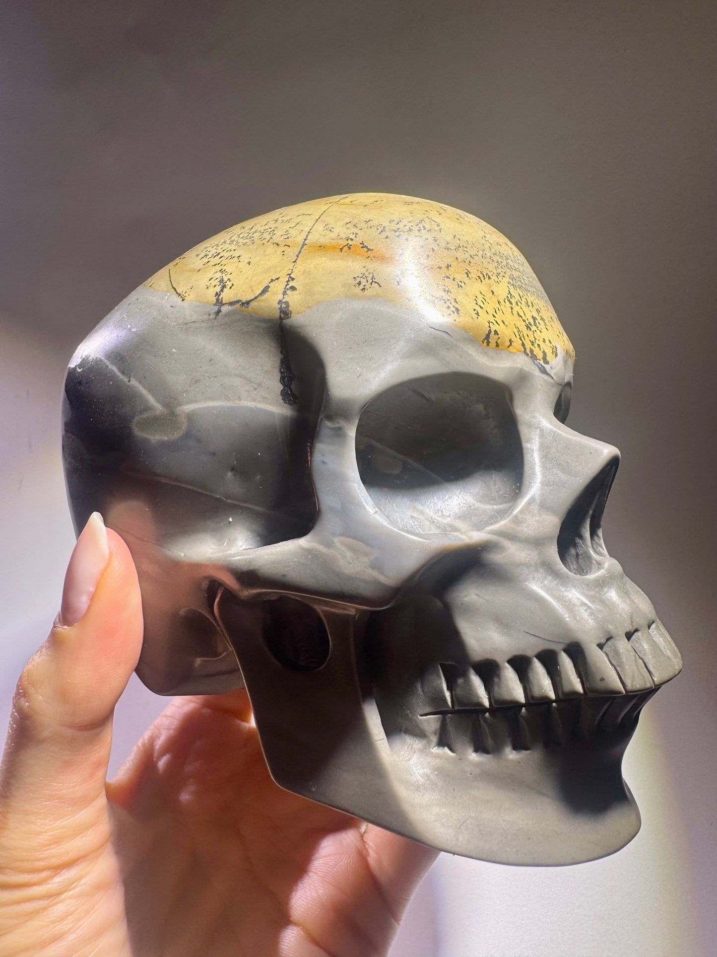 Totenkopf aus Picture Jasper – 12cm realistische Kristallskulptur 💀 – Natur pur in Stein verewigt