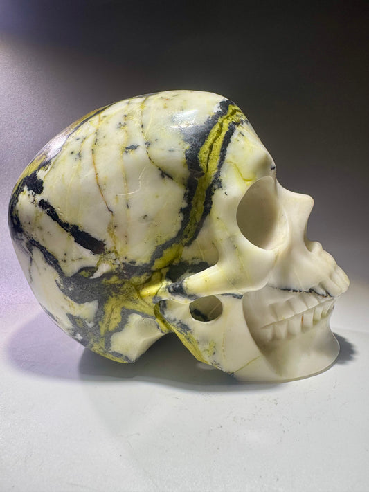 Superrealistischer Totenkopf aus Bumblebee Jaspis – 12 cm – Handgefertigtes Kristallkunstwerk 💀