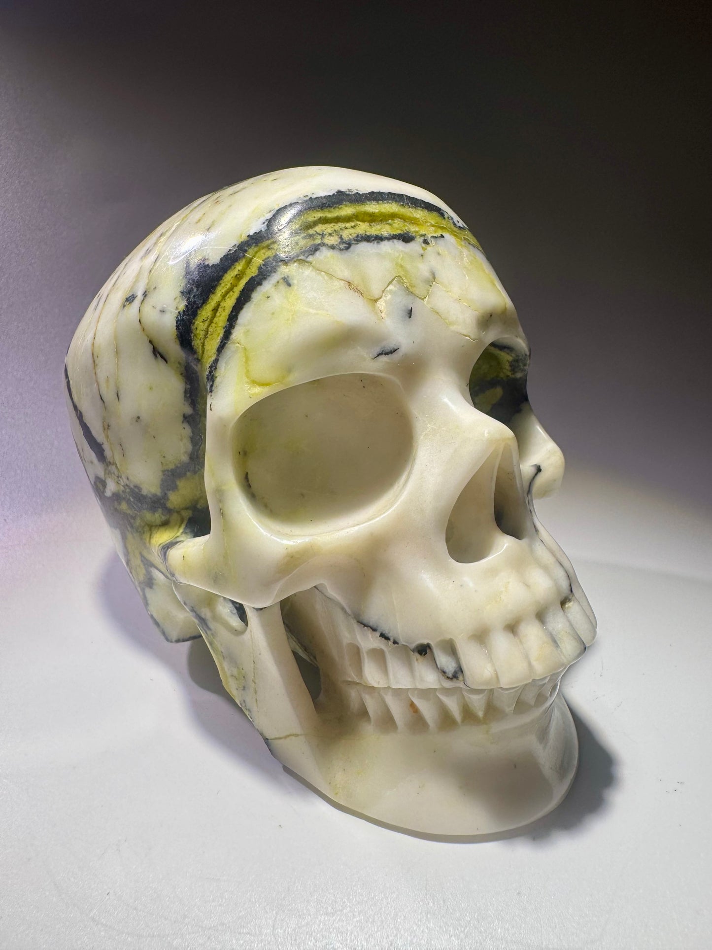 Superrealistischer Totenkopf aus Bumblebee Jaspis – 12 cm – Handgefertigtes Kristallkunstwerk 💀