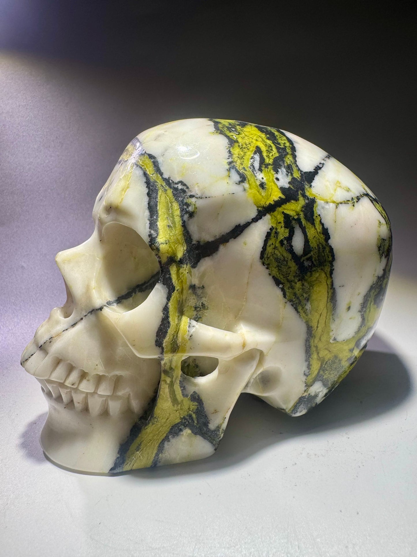 Superrealistischer Totenkopf aus Bumblebee Jaspis – 12 cm – Handgefertigtes Kristallkunstwerk 💀