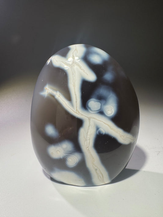 Orca Agate Madagaskar 320g – mit funkelnden Mikrokristallen im Innern, 8.5 cm hoch
