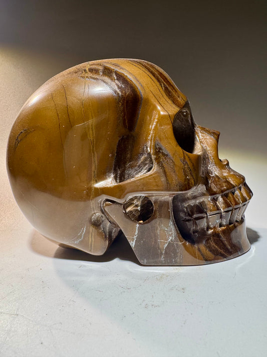 Super realistischer Totenkopf aus Tiger Auge Kristall 12cm - 1.47kg