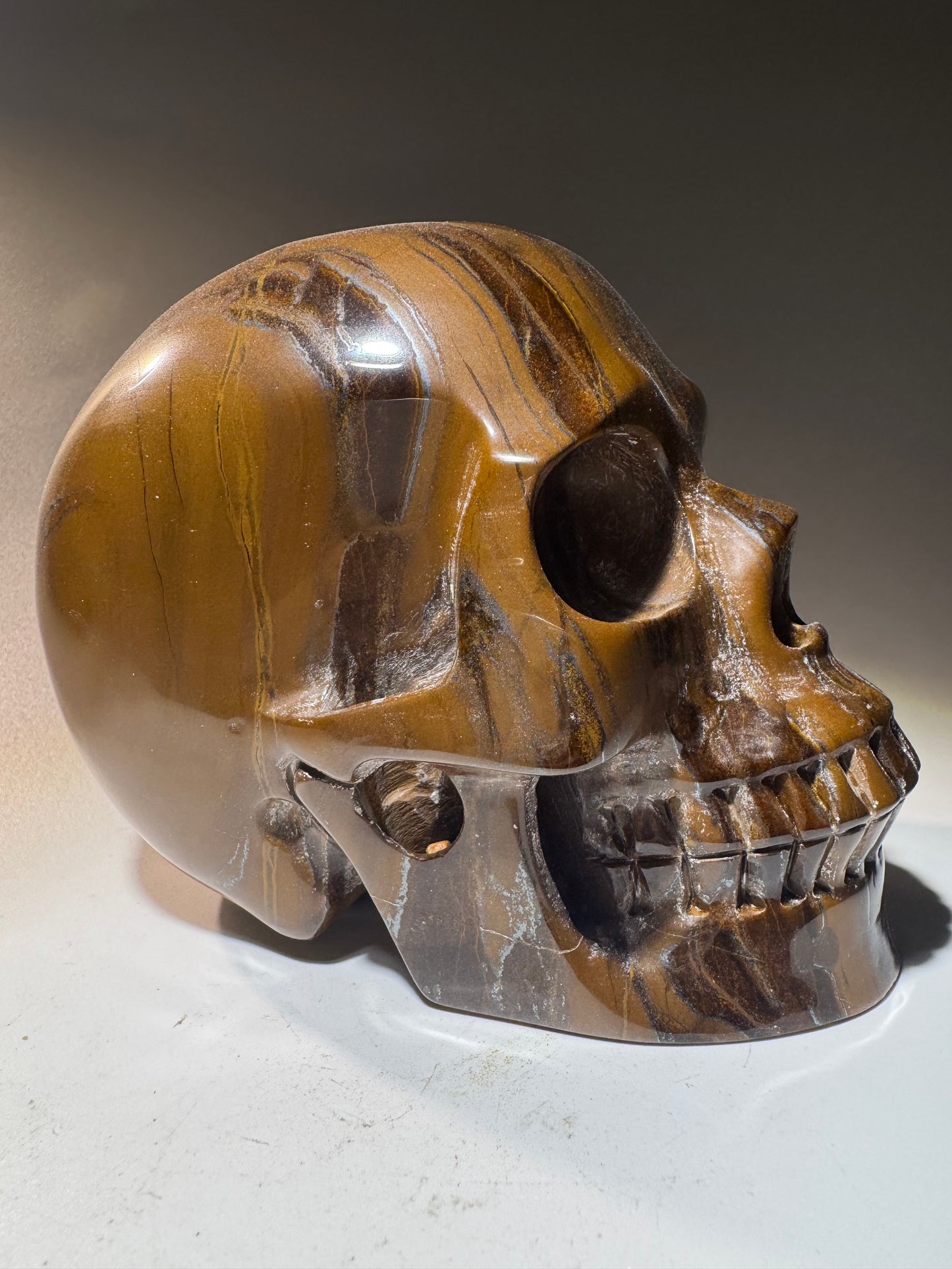 Super realistischer Totenkopf aus Tiger Auge Kristall 12cm - 1.47kg