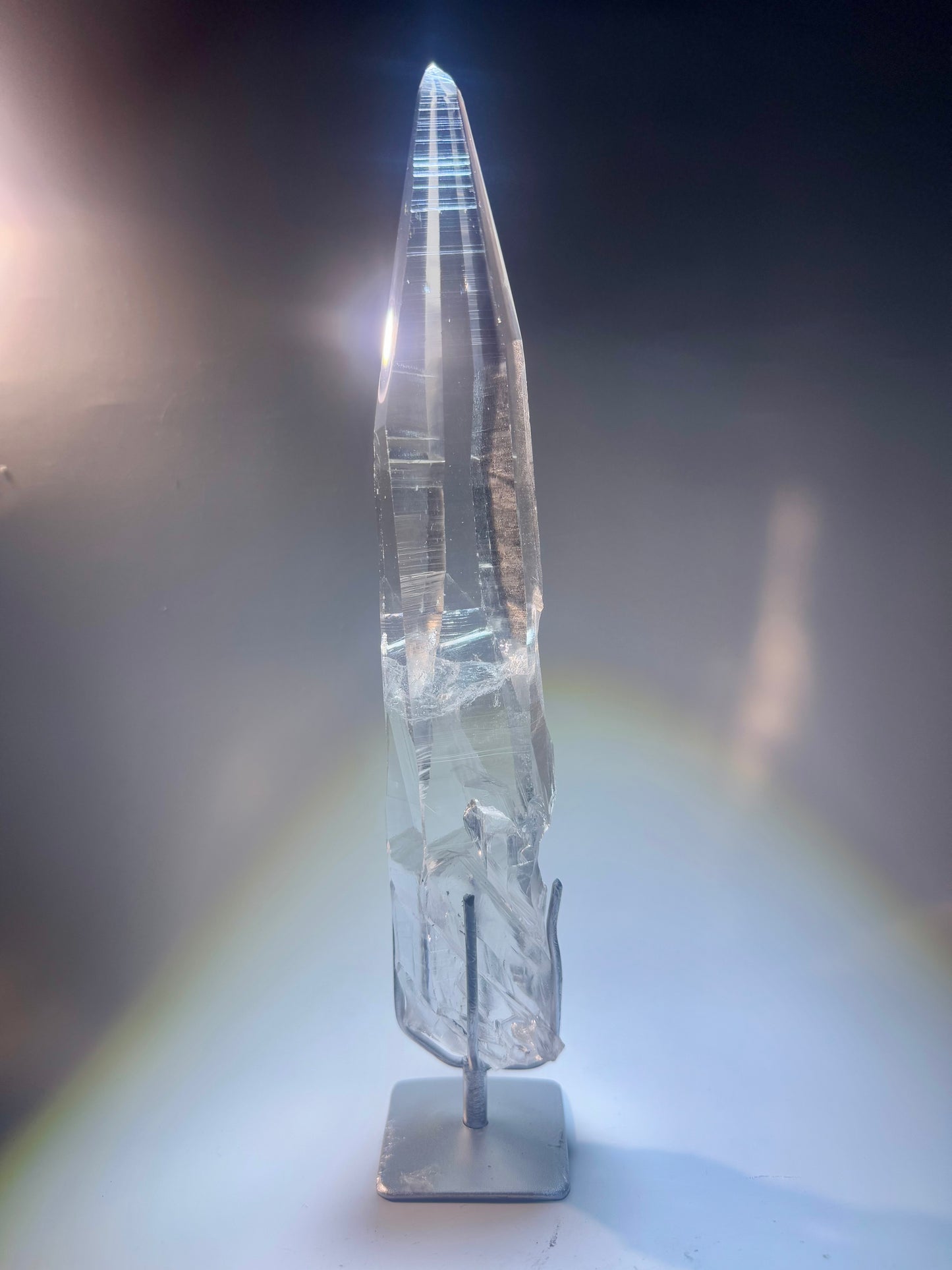 Lemurian Kristallspitze 28 cm mit Ständer – einzigartiger naturbelassener Quarz aus Brasilien in Museumsqualität, 591 g