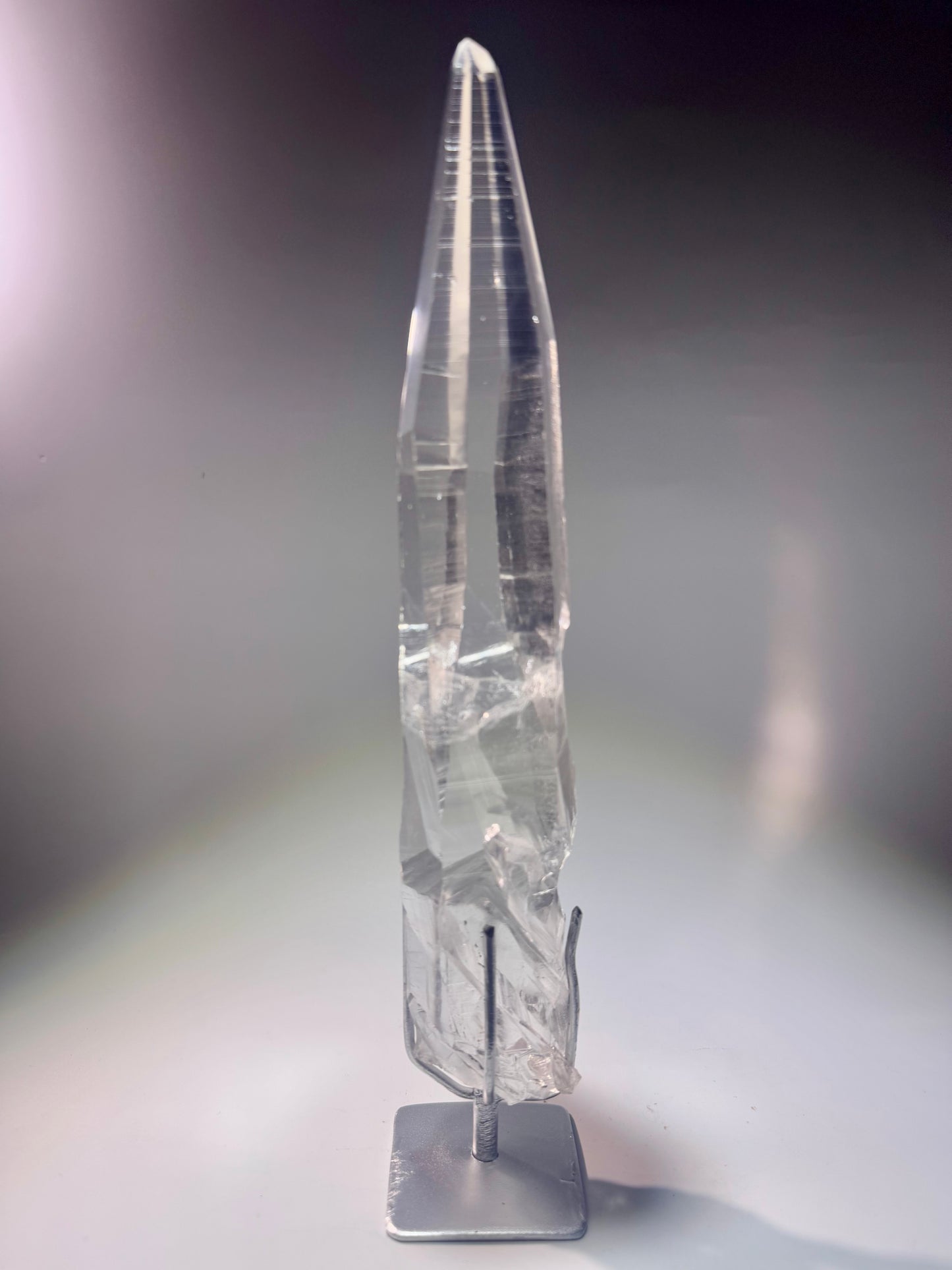 Lemurian Kristallspitze 28 cm mit Ständer – einzigartiger naturbelassener Quarz aus Brasilien in Museumsqualität, 591 g