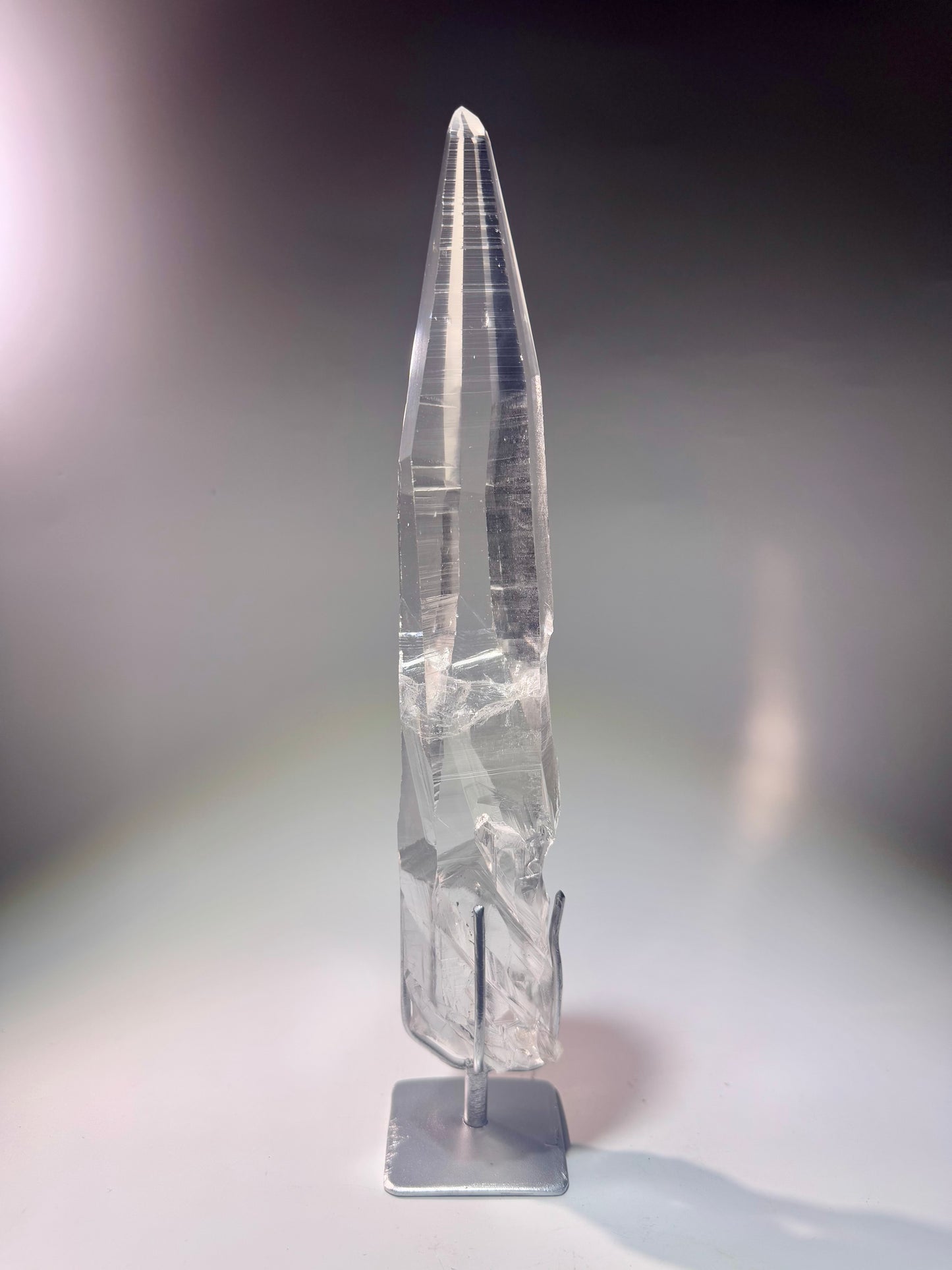Lemurian Kristallspitze 28 cm mit Ständer – einzigartiger naturbelassener Quarz aus Brasilien in Museumsqualität, 591 g
